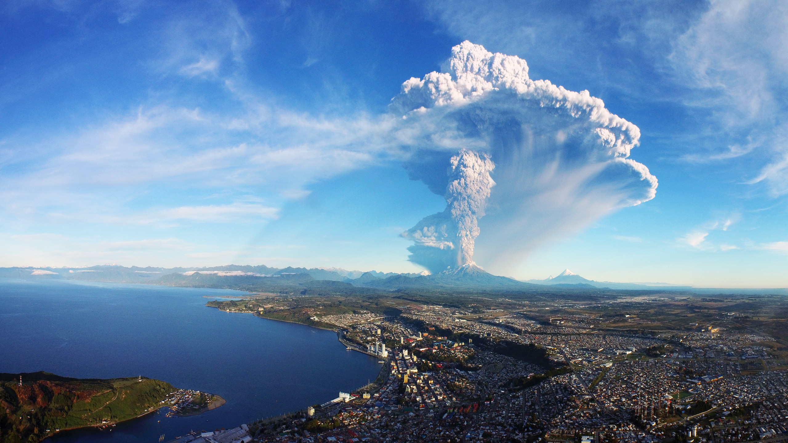 Calbuco volcano in Chile erupts wallpaper 2560x1440