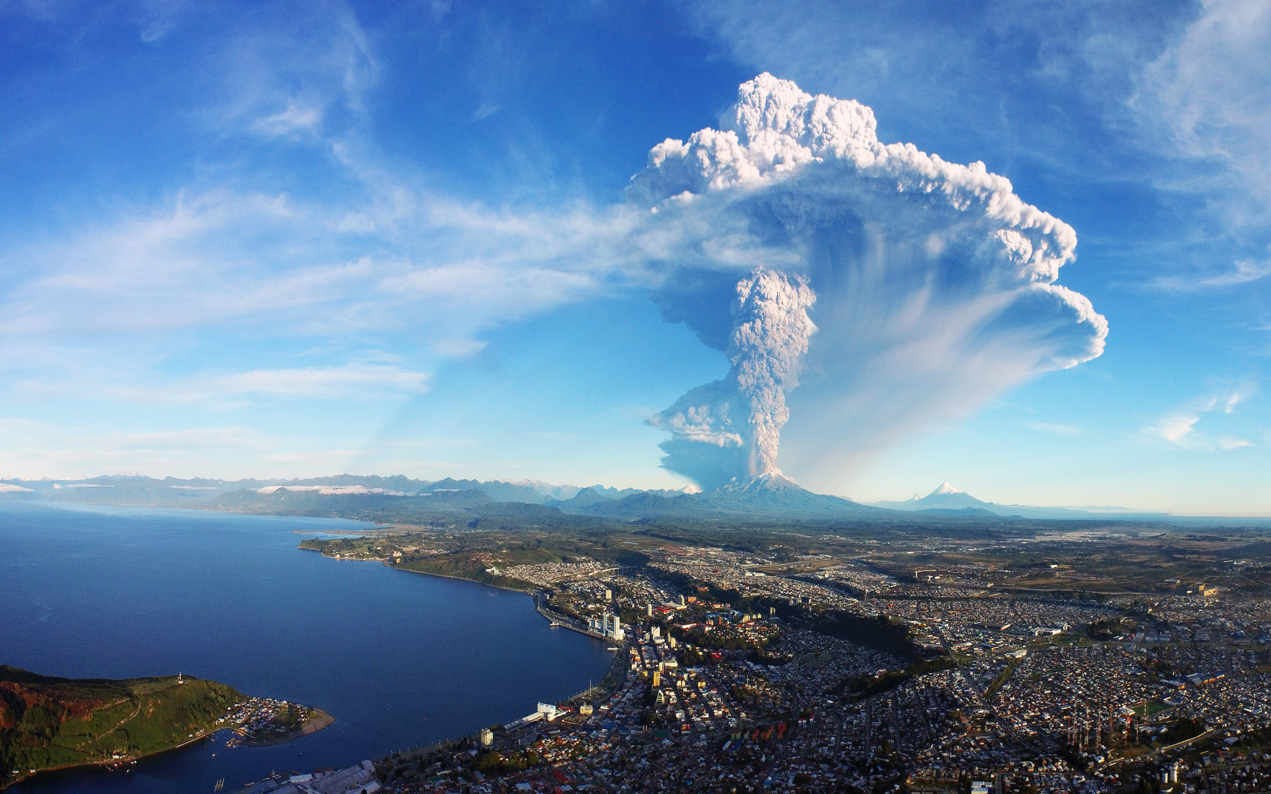 Calbuco volcano in Chile erupts wallpaper 2560x1600