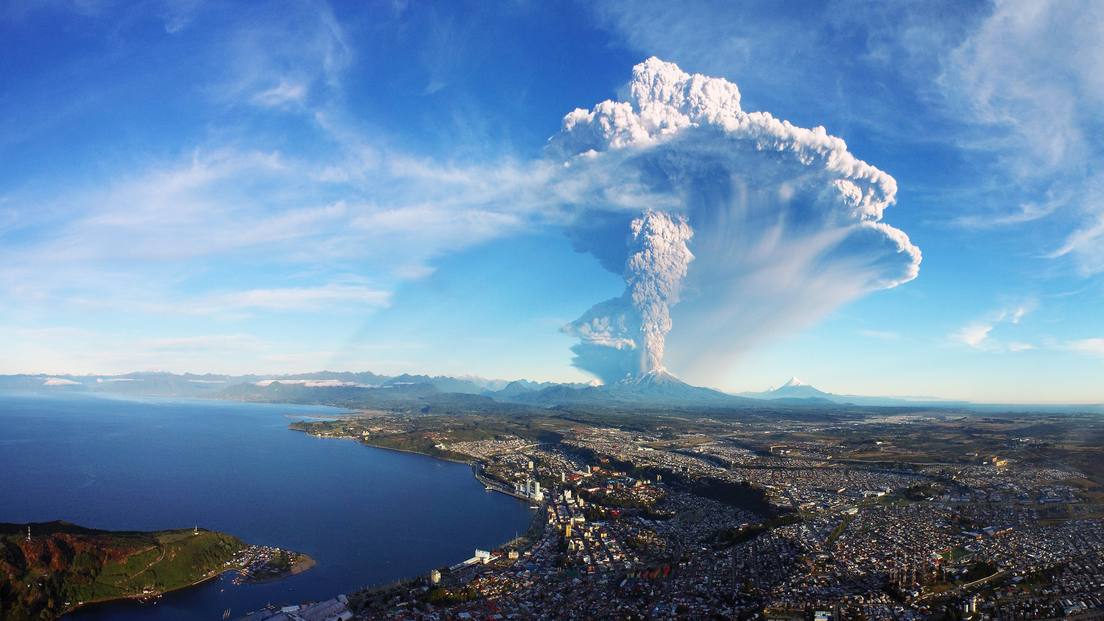 Calbuco volcano in Chile erupts wallpaper 3840x2160