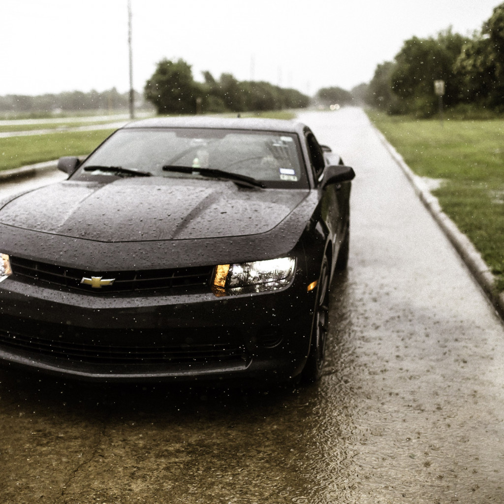 Rain on Chevrolet Camaro wallpaper 1024x1024