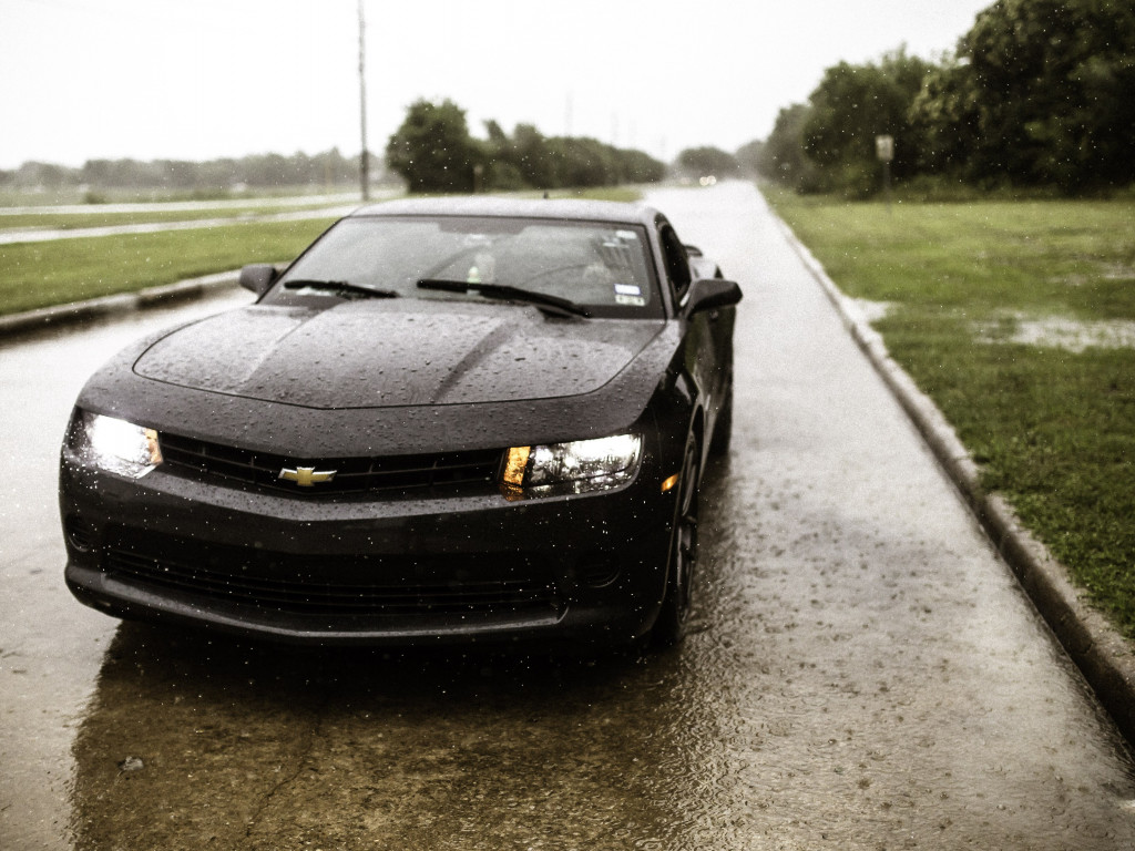 Rain on Chevrolet Camaro wallpaper 1024x768