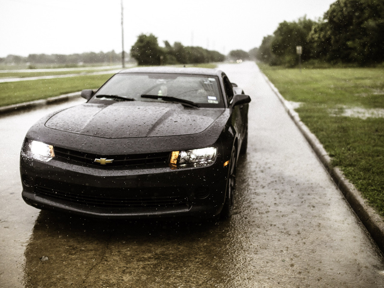 Rain on Chevrolet Camaro wallpaper 1280x960
