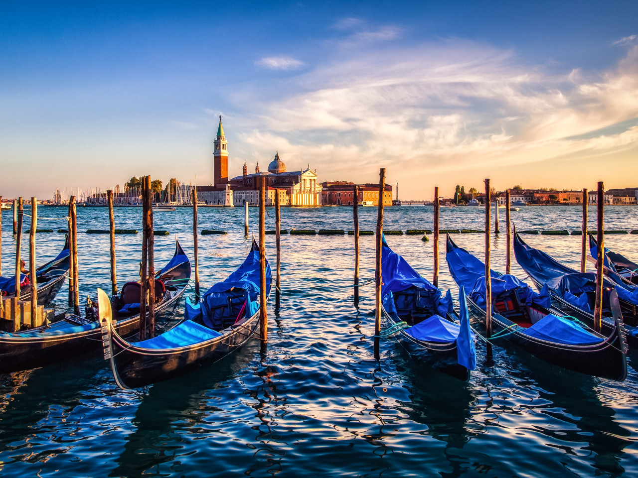 Gondolas from Venice at sunset wallpaper 1280x960