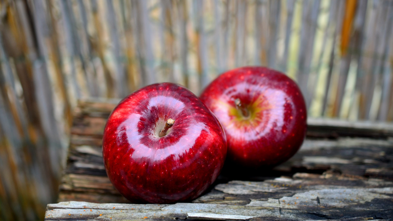 Delicious red apples wallpaper 1366x768