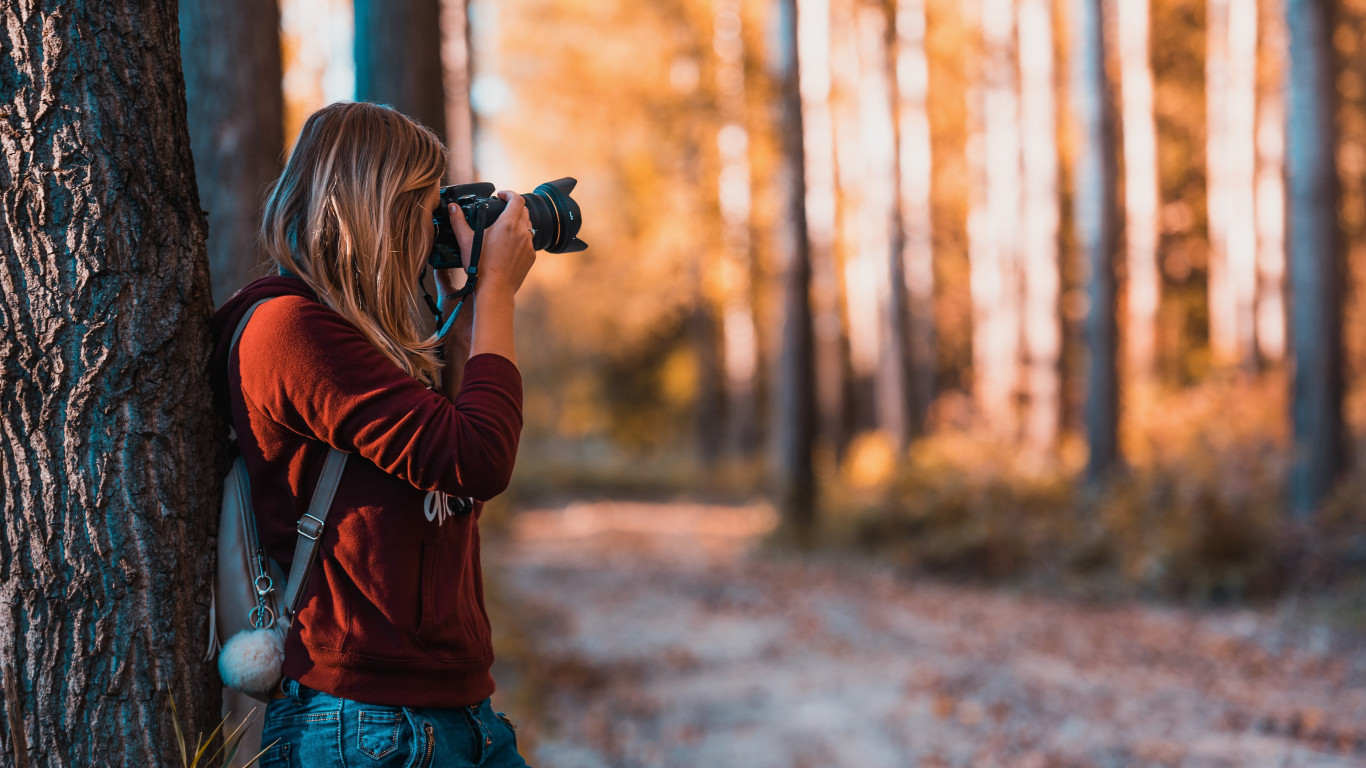 Photographer takes pictures in nature wallpaper 1366x768