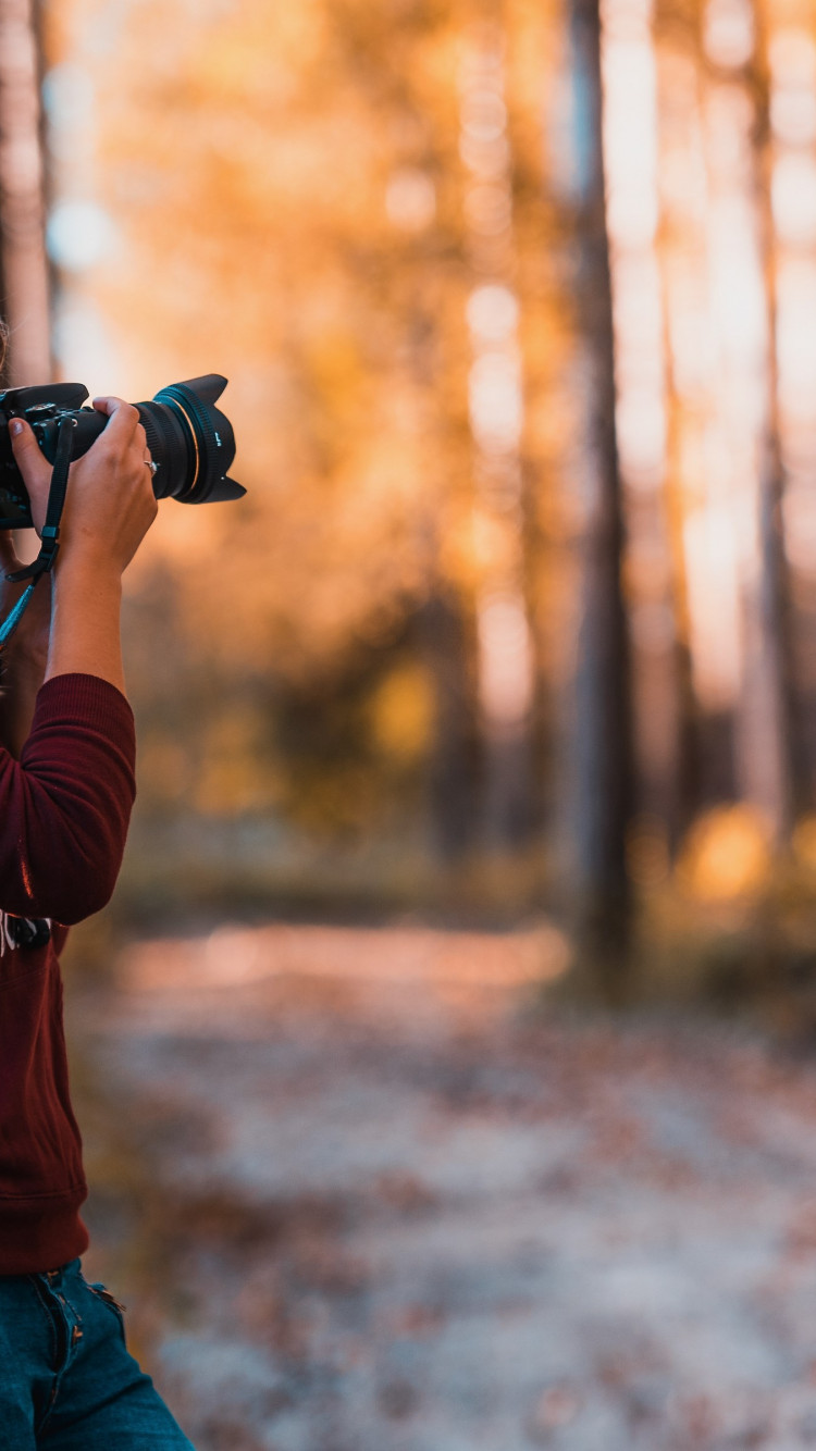 Photographer takes pictures in nature wallpaper 750x1334