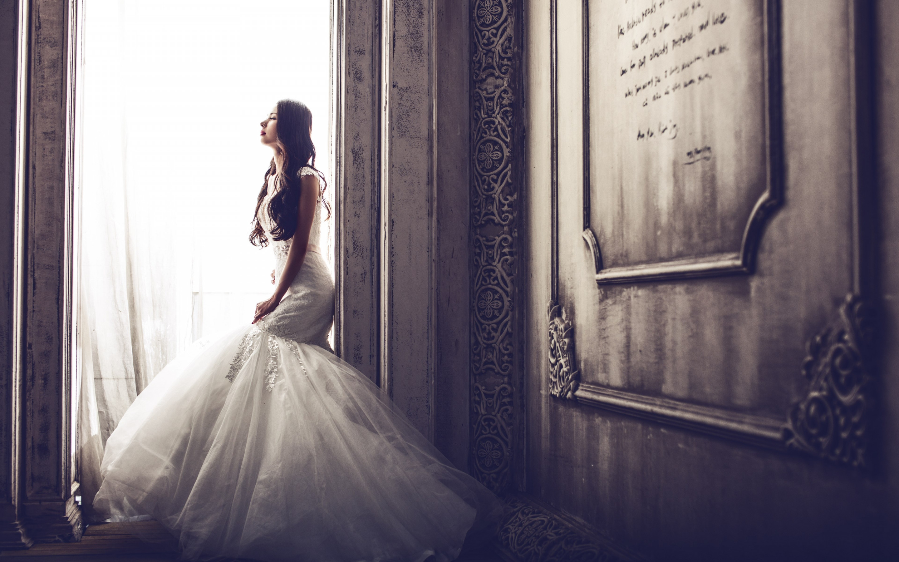 Bride in castle wallpaper 2880x1800