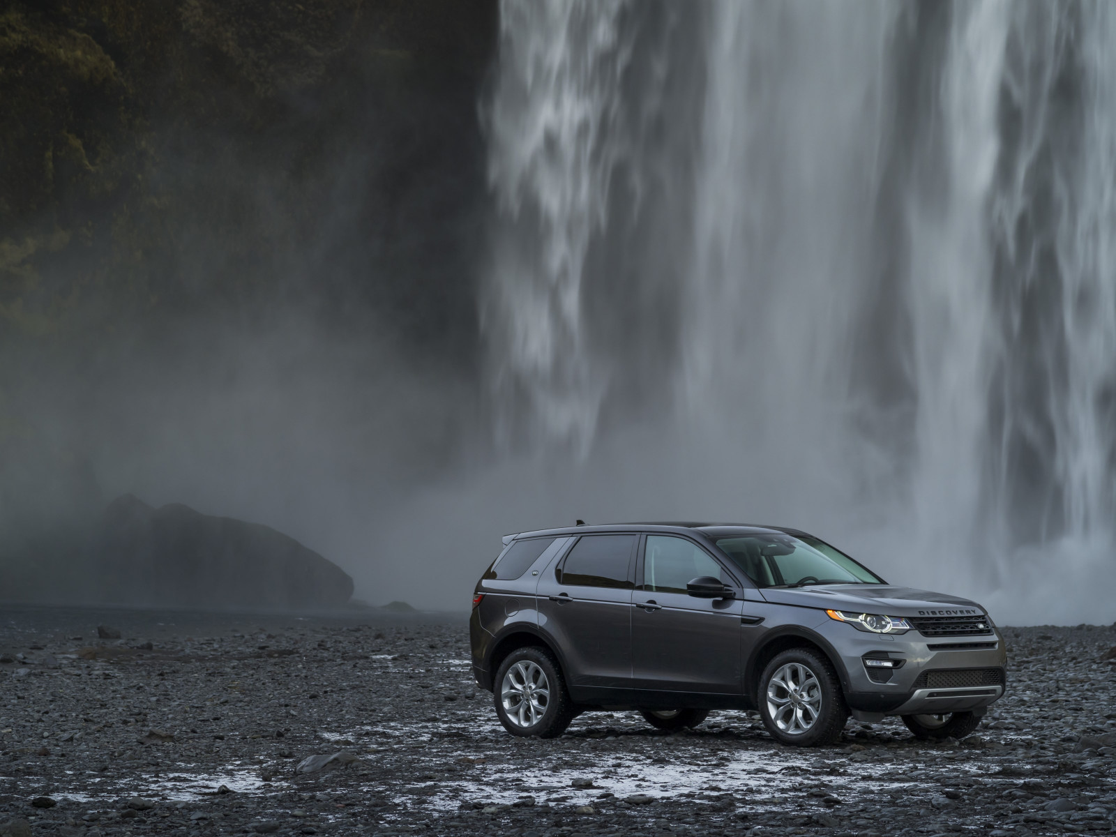 Land Rover Discovery Sport wallpaper 1600x1200