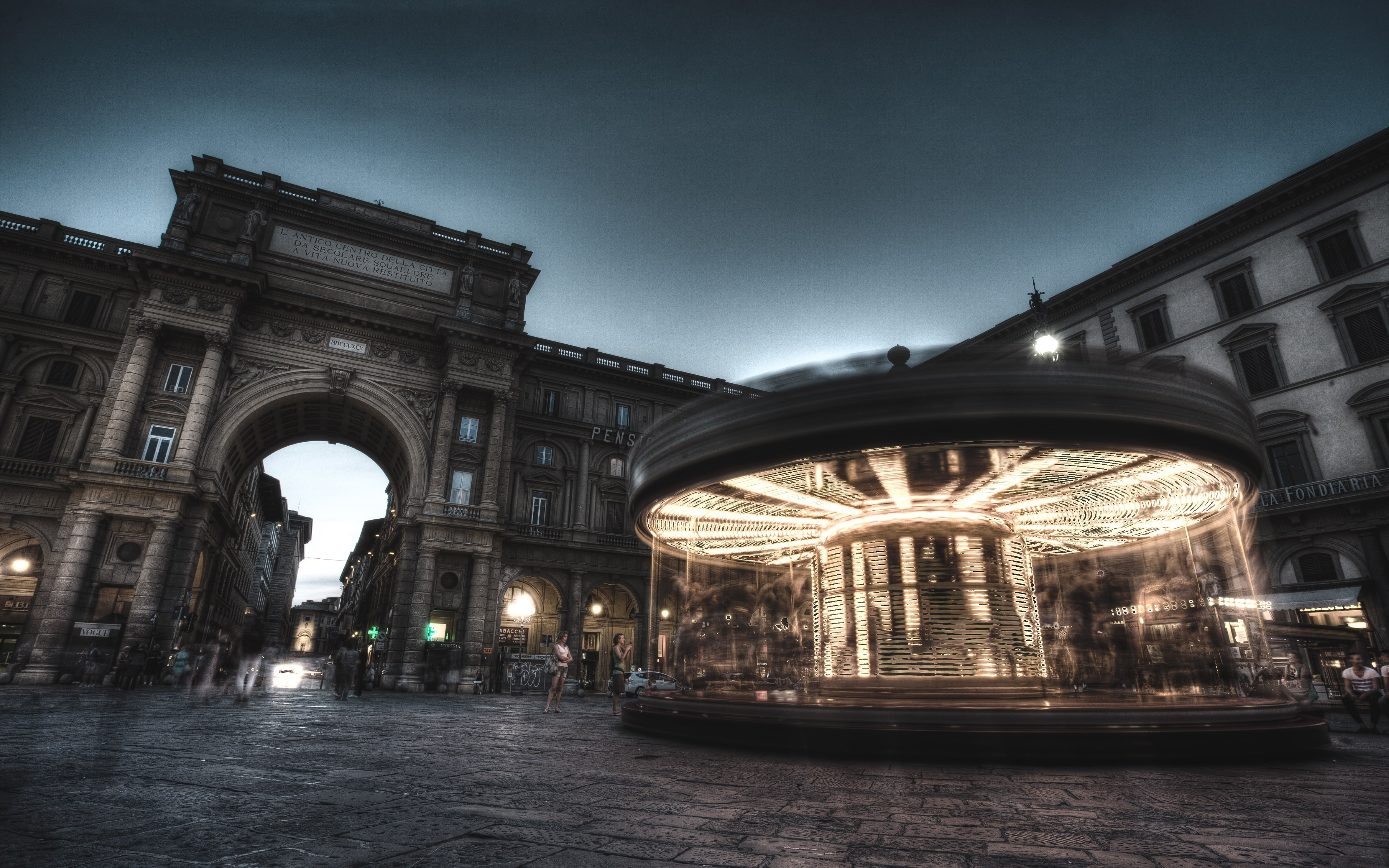 Carousel, people and buildings from Florence wallpaper 3840x2400