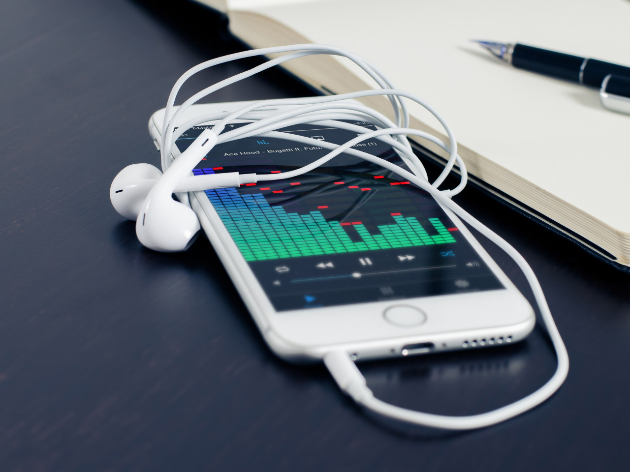 Music plays on the iPhone's earphones wallpaper 1280x960