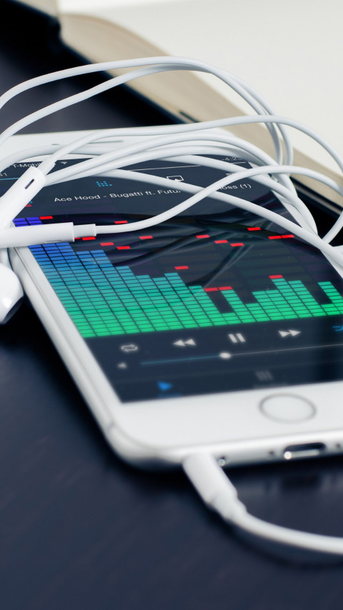 Music plays on the iPhone's earphones wallpaper 480x854