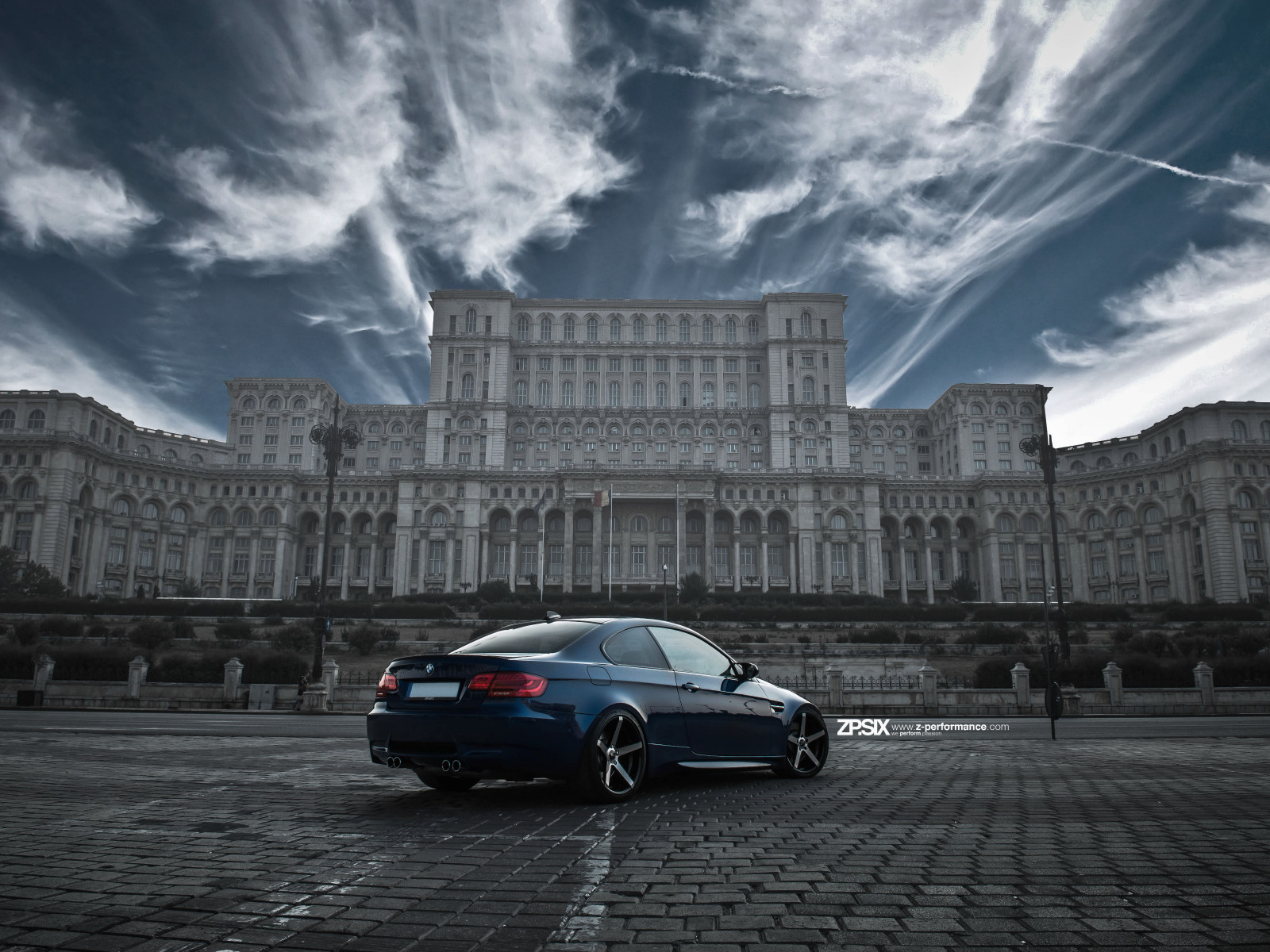 BMW E92 M3 in front of Palace of the Parliament wallpaper 1600x1200
