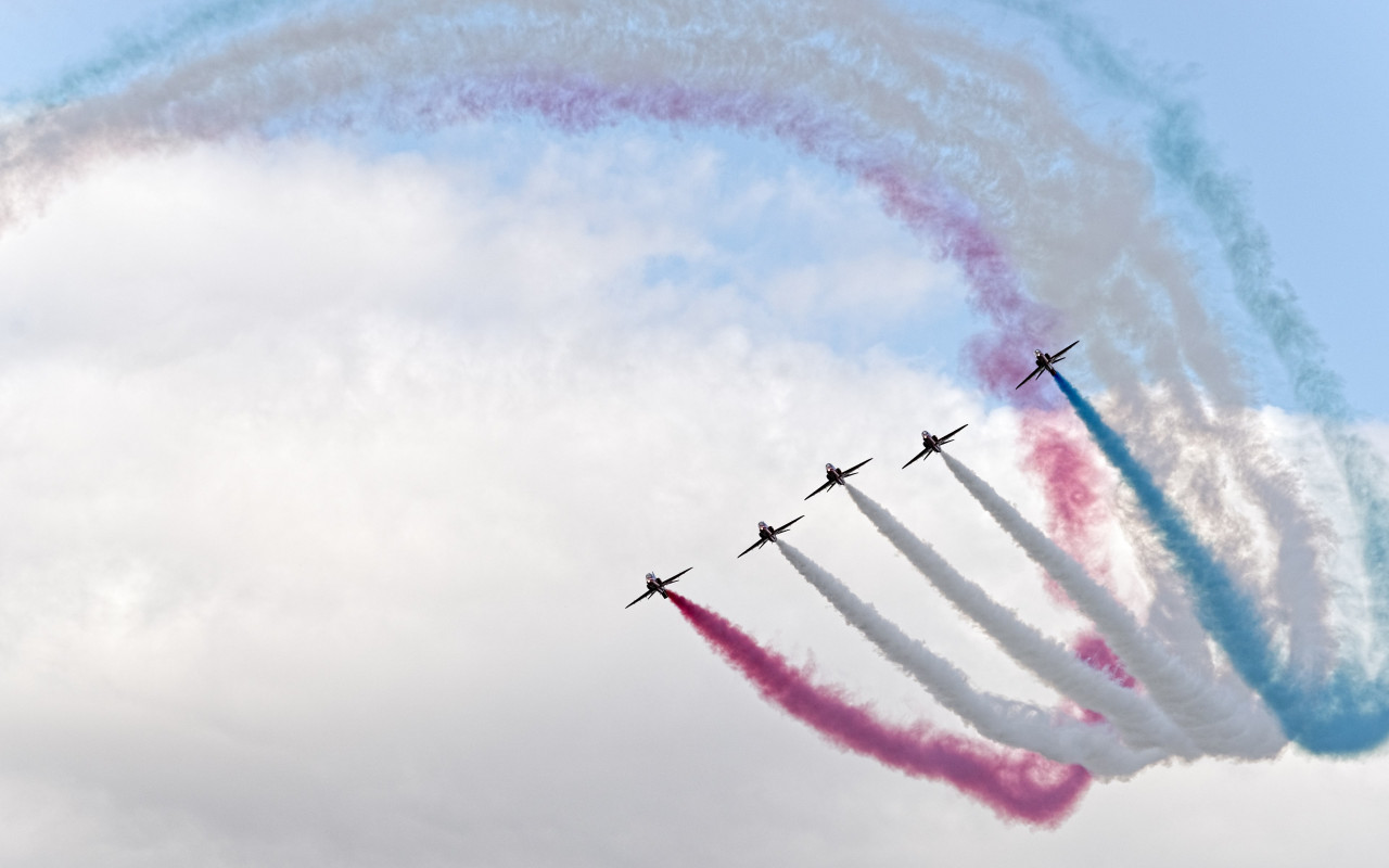 Red Arrows at Sywell Air Show wallpaper 1280x800