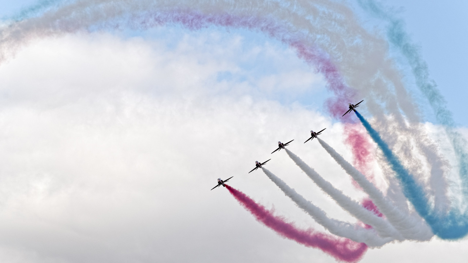 Red Arrows at Sywell Air Show wallpaper 1600x900