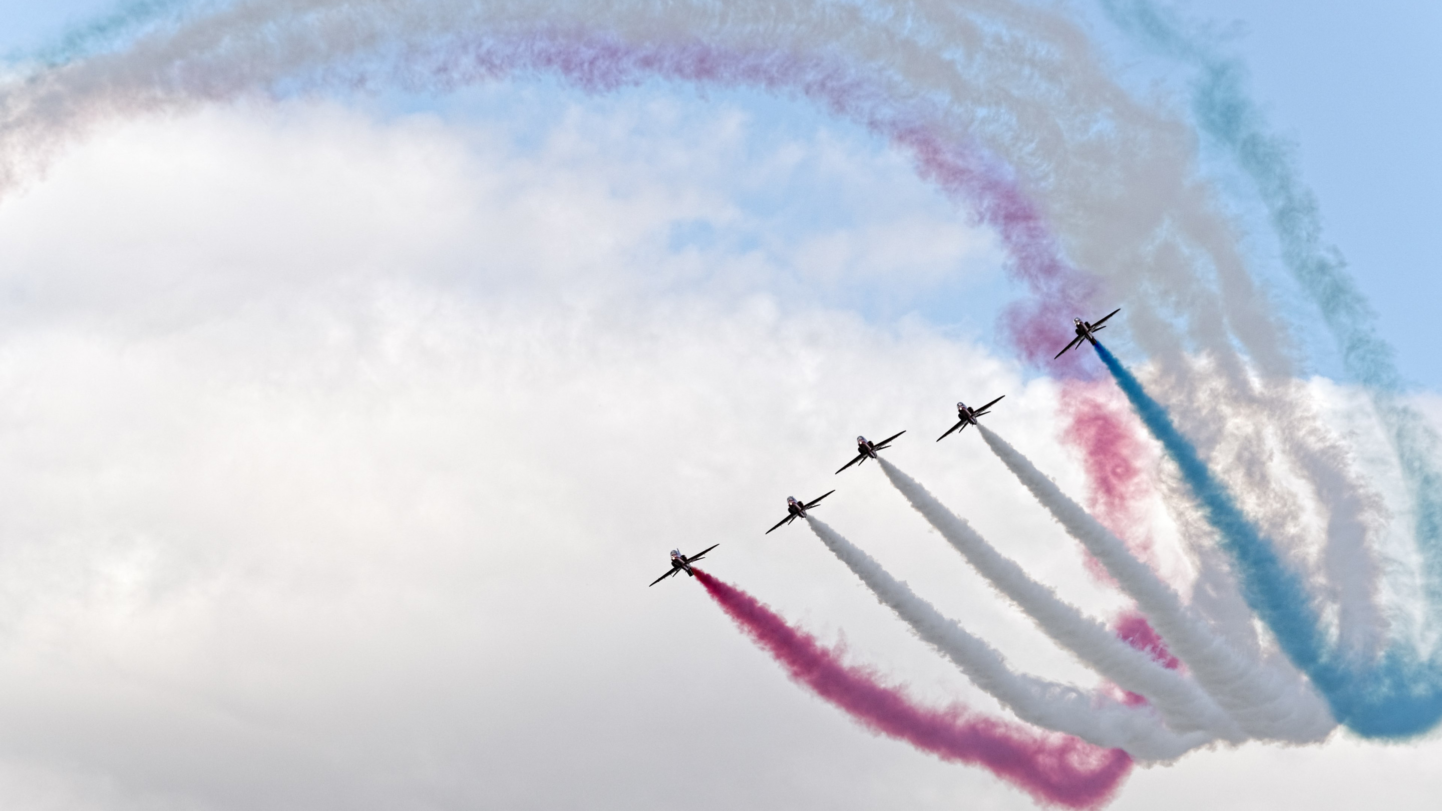 Red Arrows at Sywell Air Show wallpaper 2880x1620