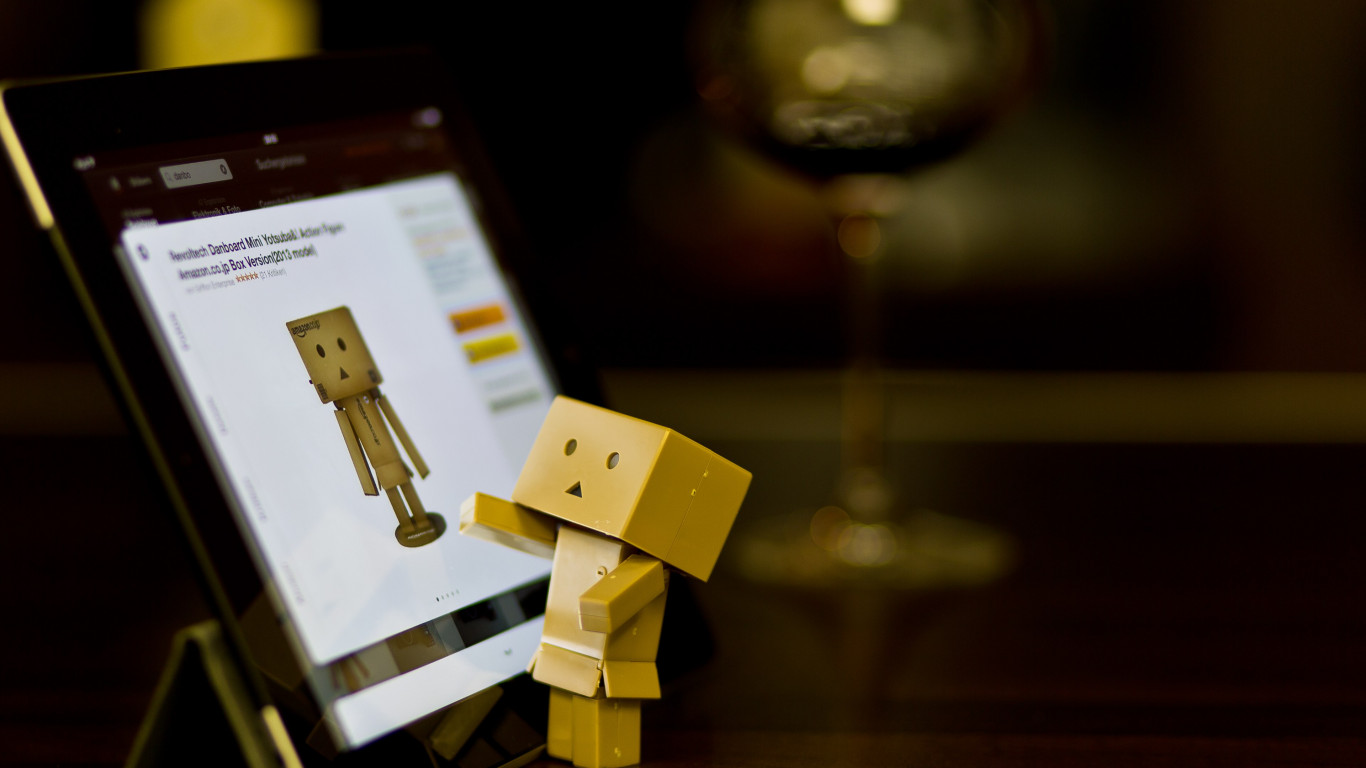Danbo with tablet wallpaper 1366x768