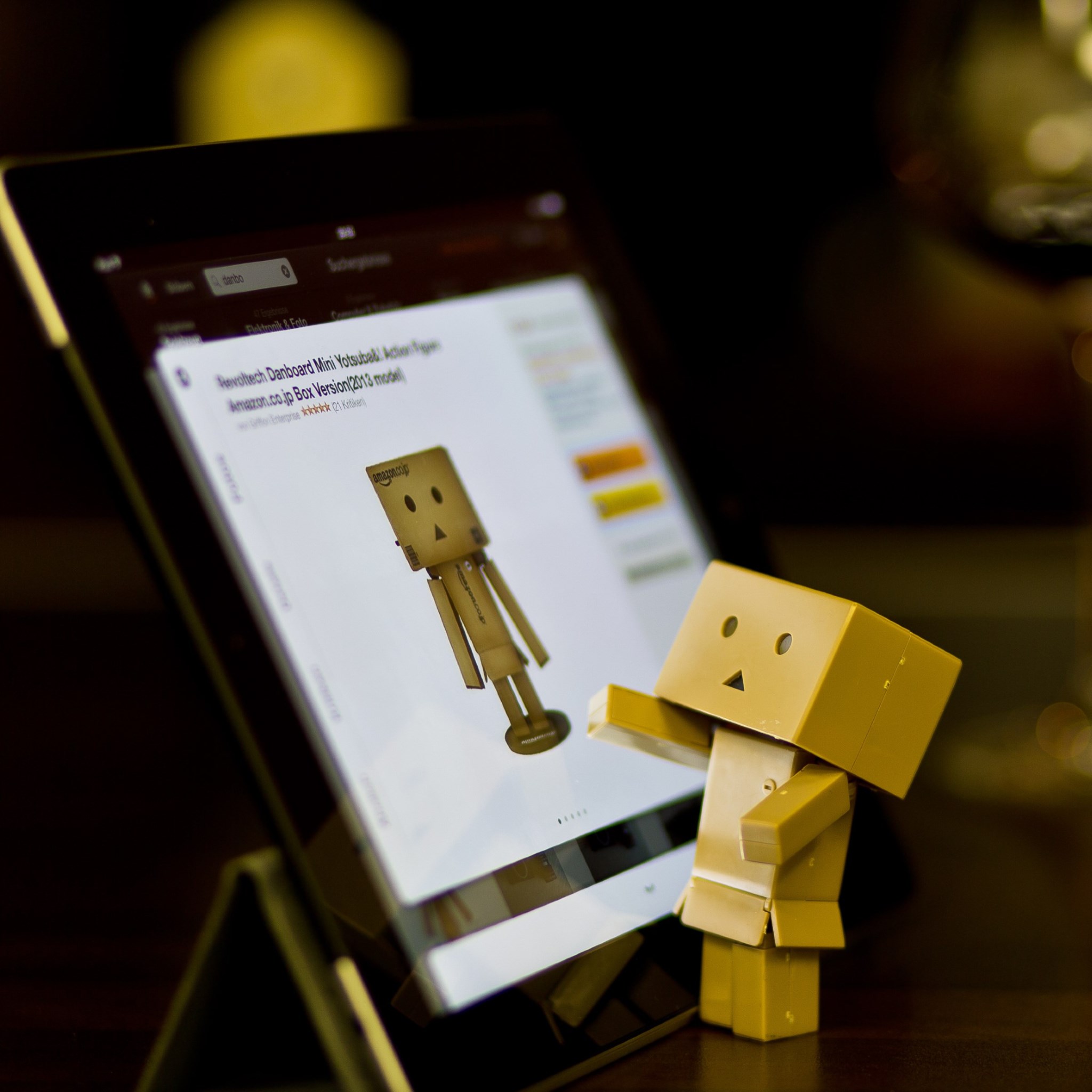Danbo with tablet wallpaper 2048x2048