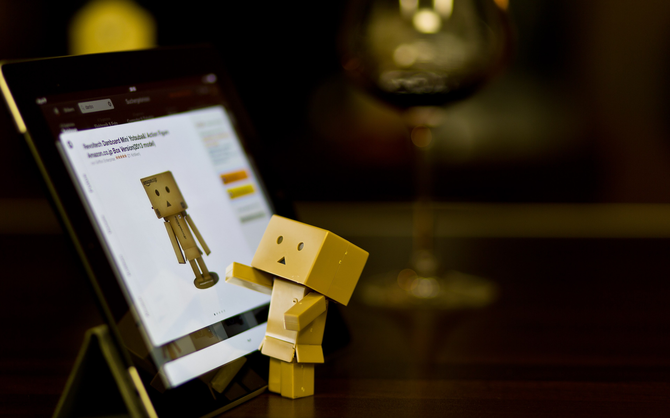 Danbo with tablet wallpaper 2560x1600