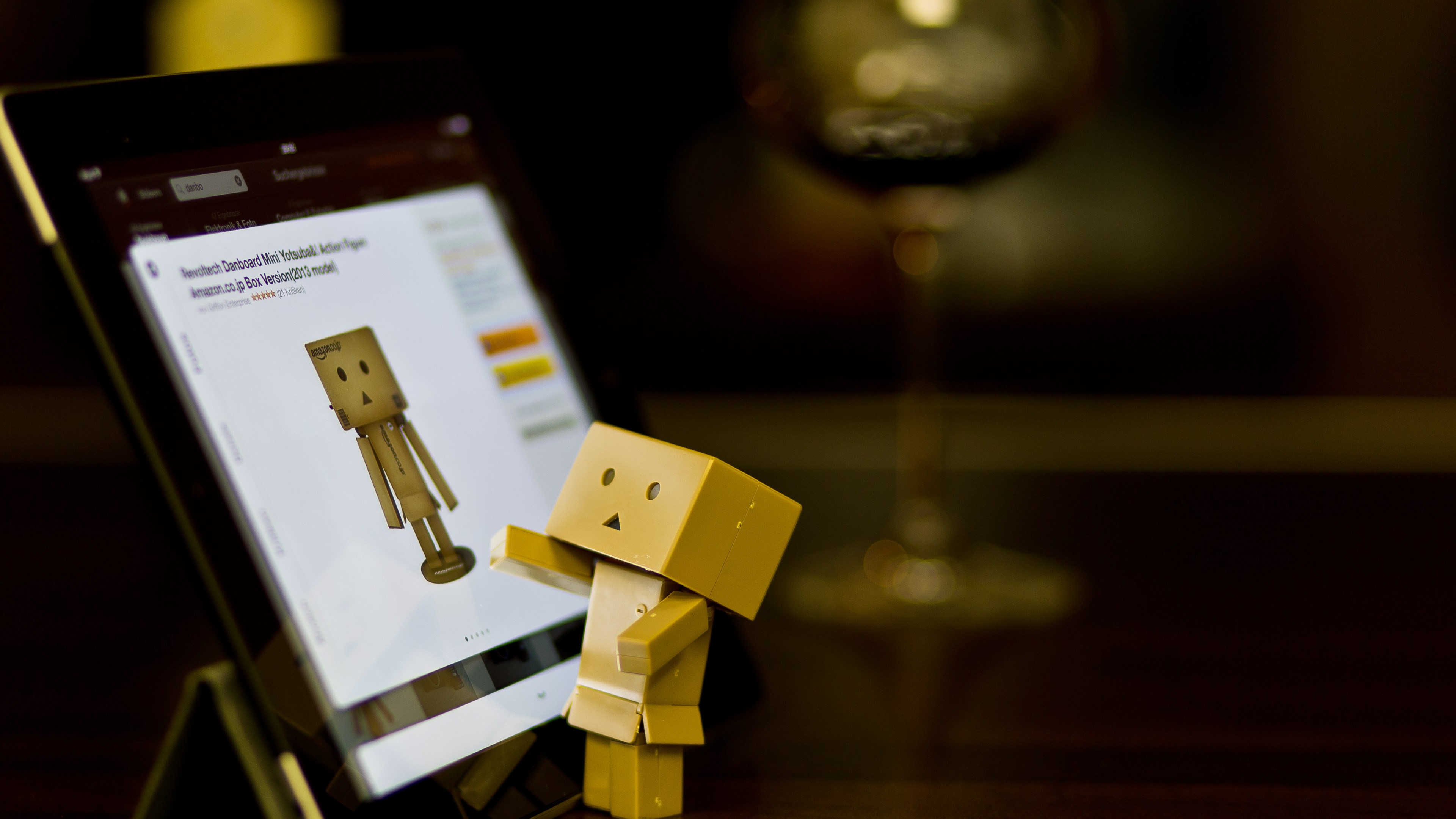 Danbo with tablet wallpaper 3840x2160