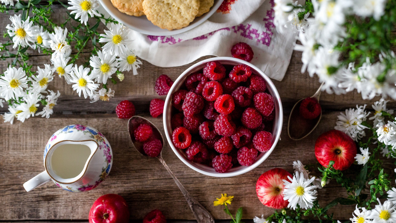 Natural and tasty raspberries wallpaper 1366x768
