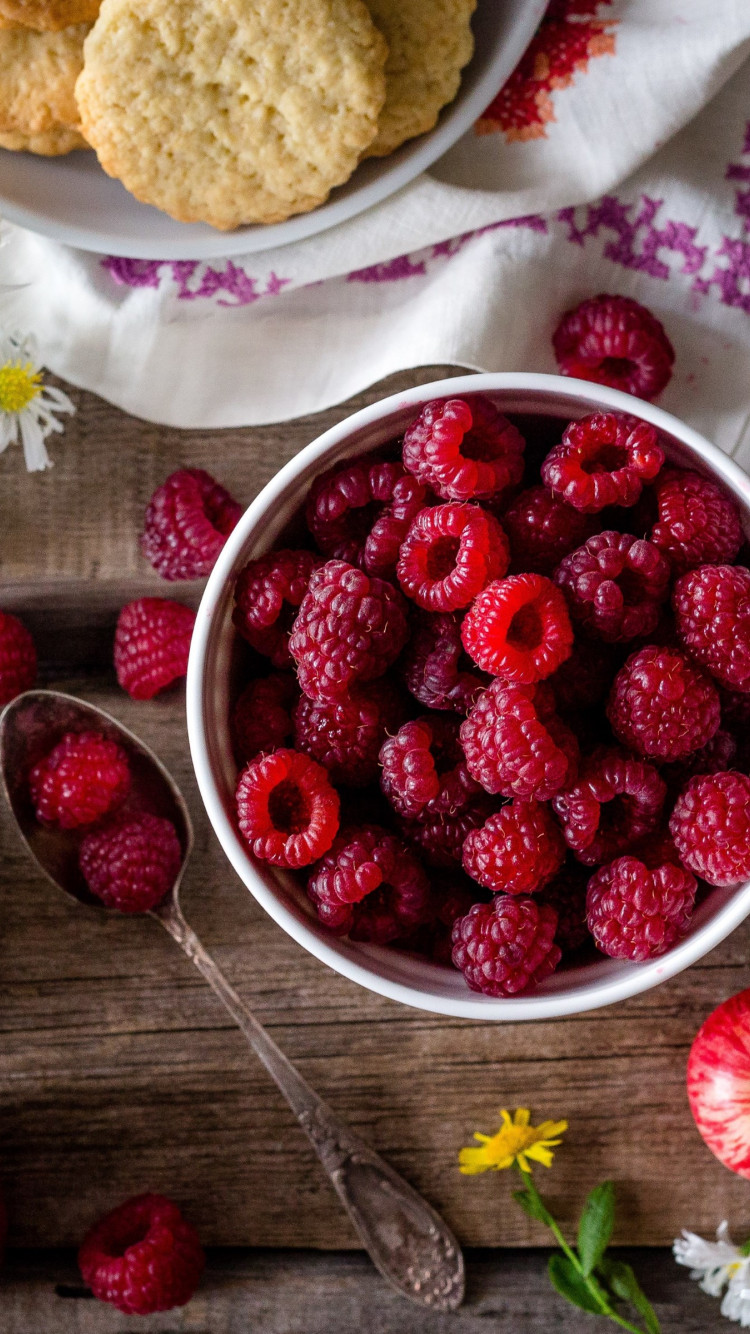 Natural and tasty raspberries wallpaper 750x1334