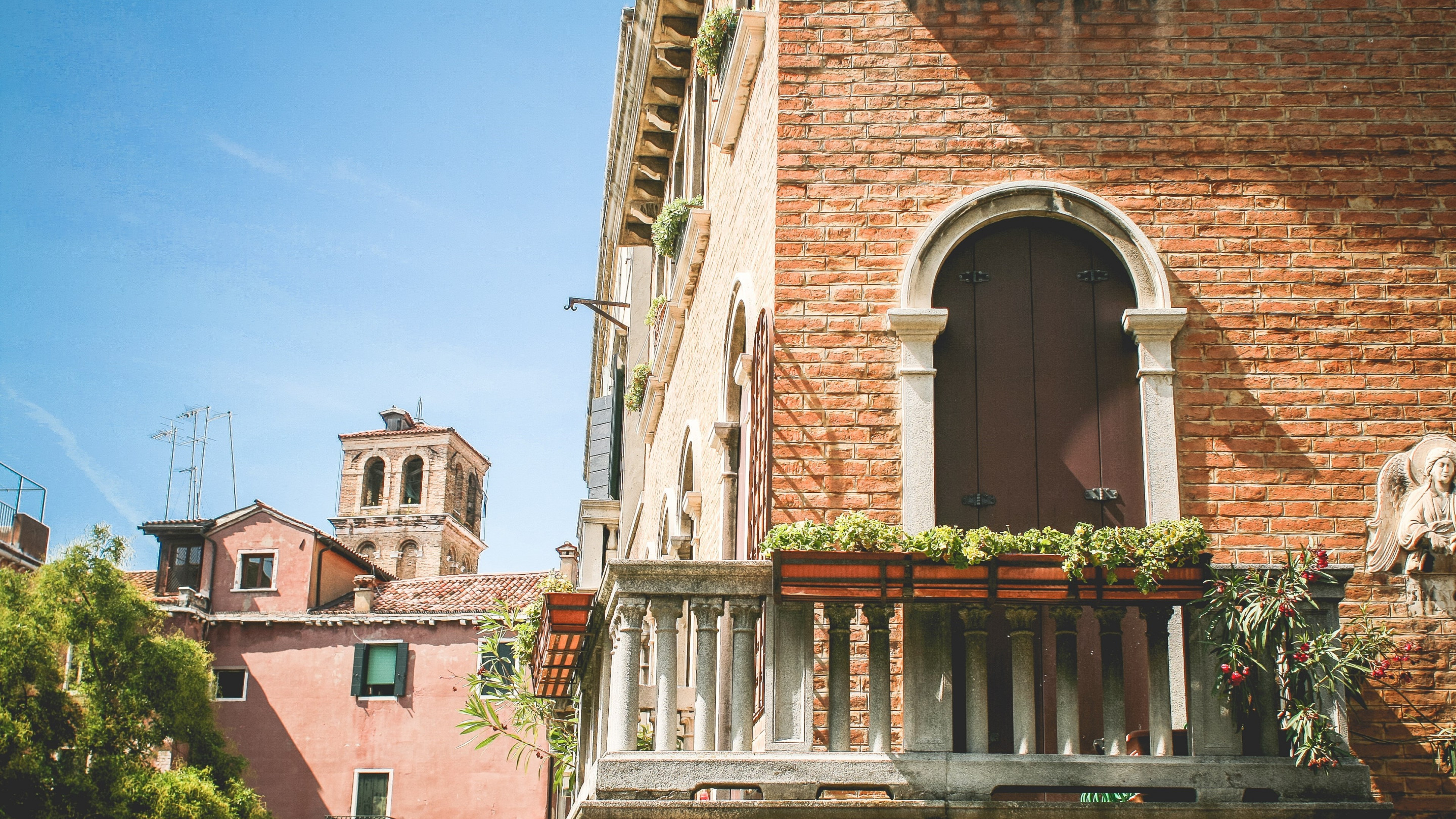 Architecture in Venice, Italy wallpaper 2880x1620