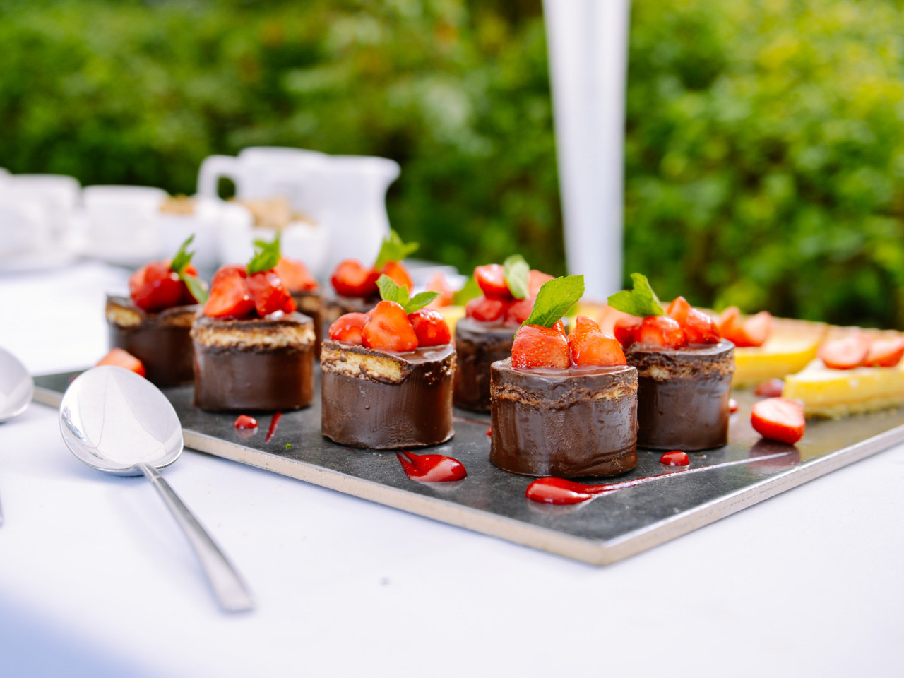 Chocolate cakes with strawberries wallpaper 1280x960