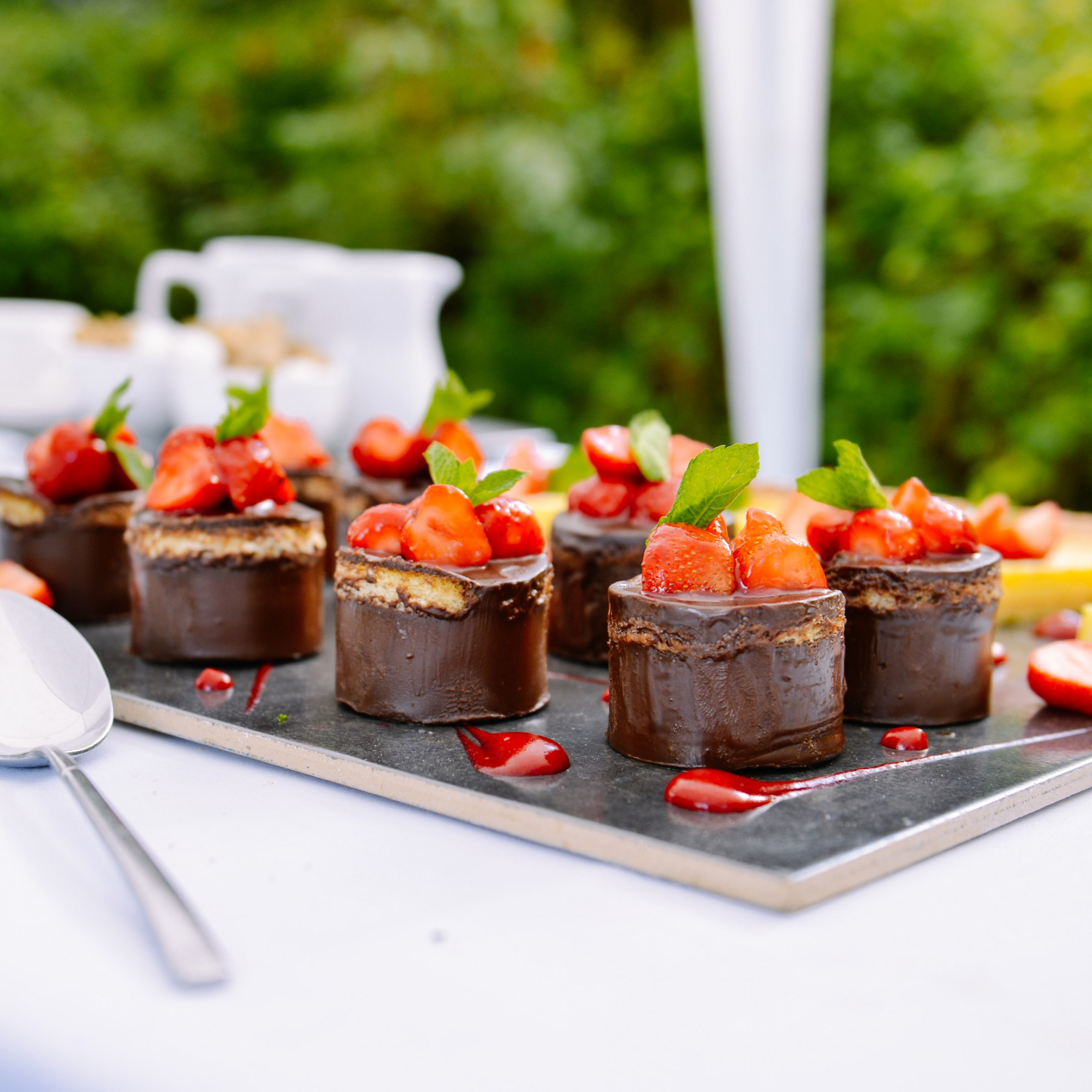 Chocolate cakes with strawberries wallpaper 2224x2224