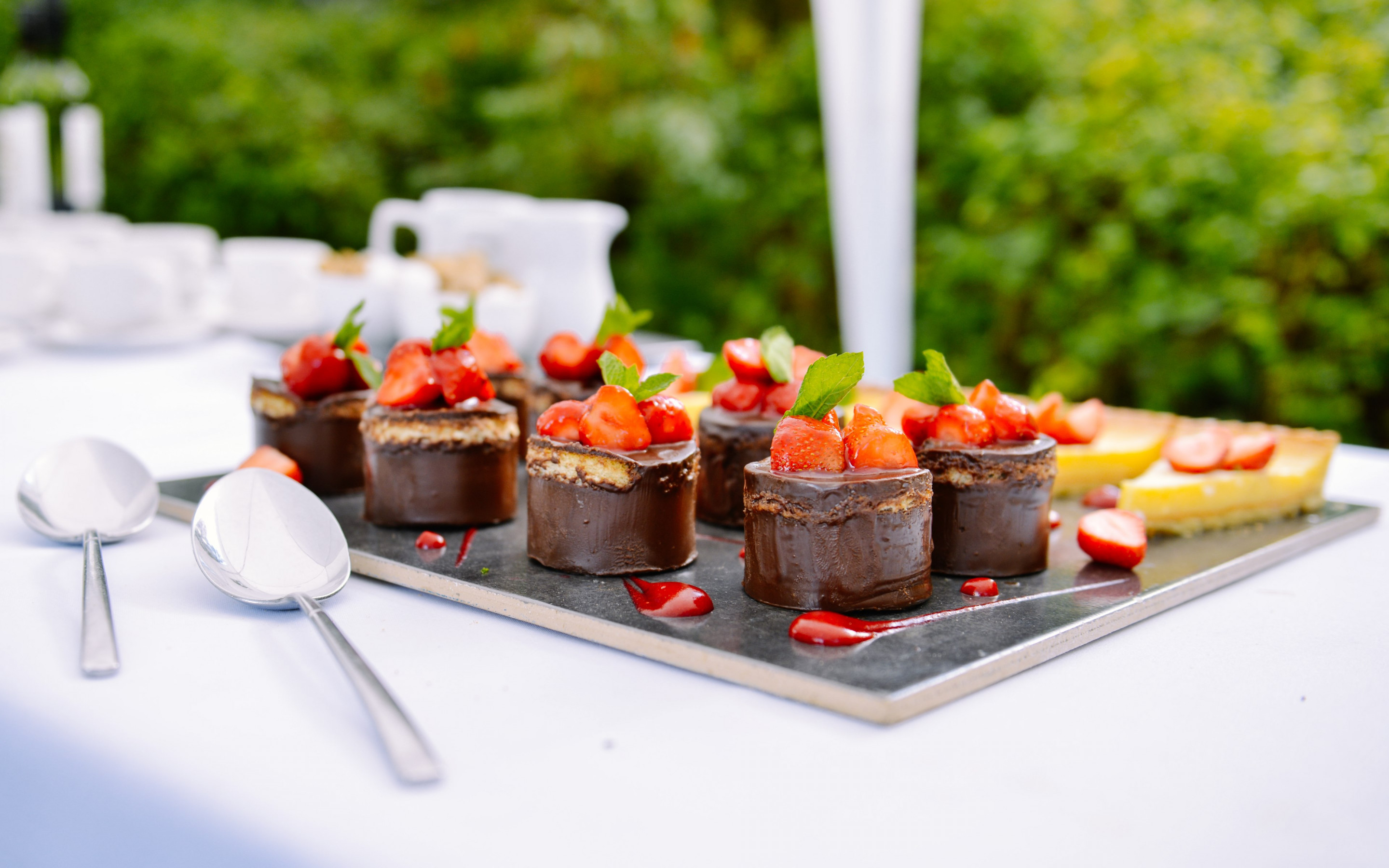 Chocolate cakes with strawberries wallpaper 2880x1800