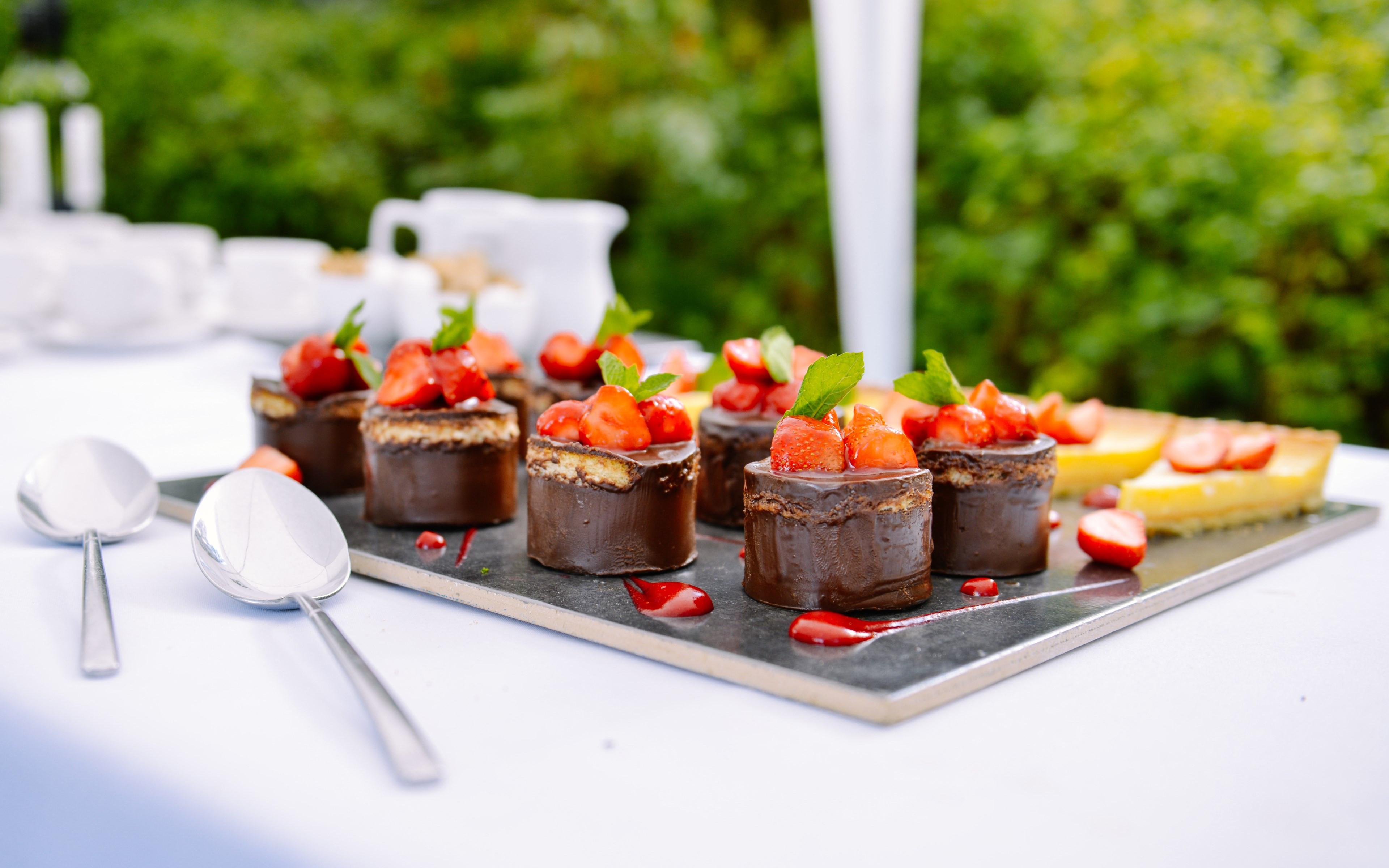 Chocolate cakes with strawberries wallpaper 3840x2400