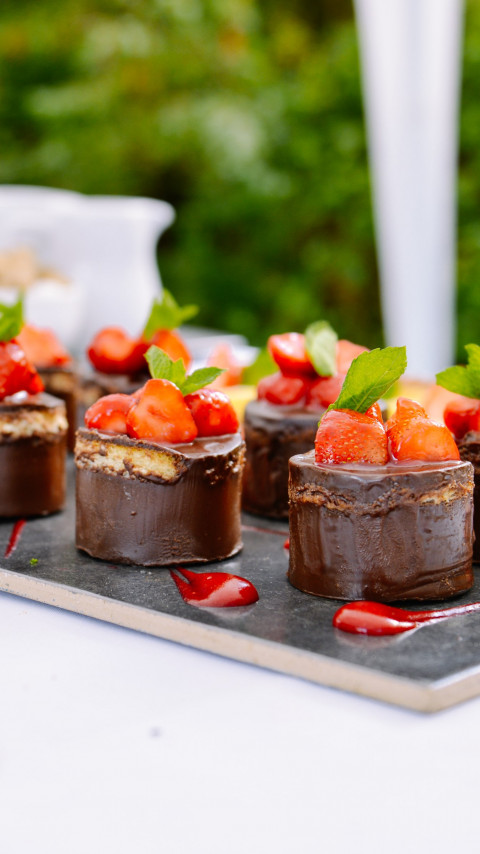 Chocolate cakes with strawberries wallpaper 480x854
