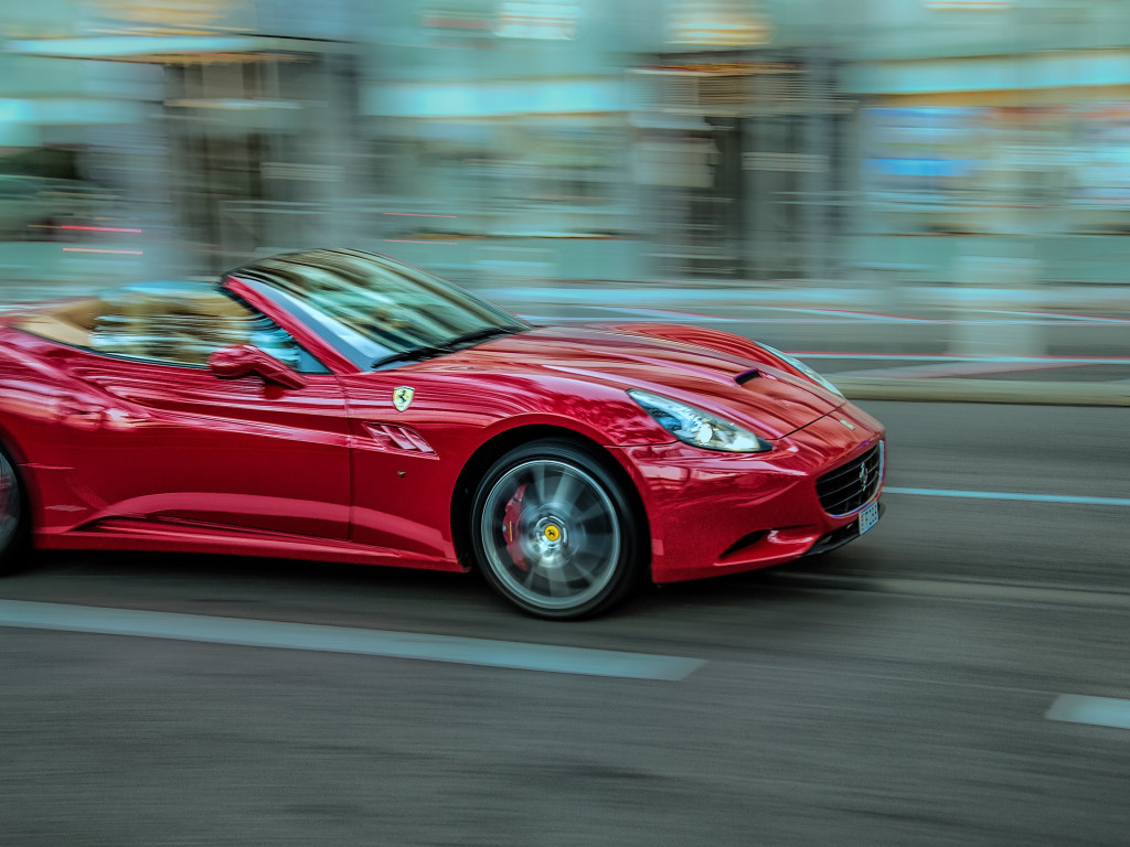 Ferrari in motion wallpaper 1024x768