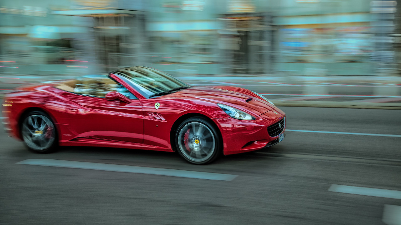 Ferrari in motion wallpaper 1280x720