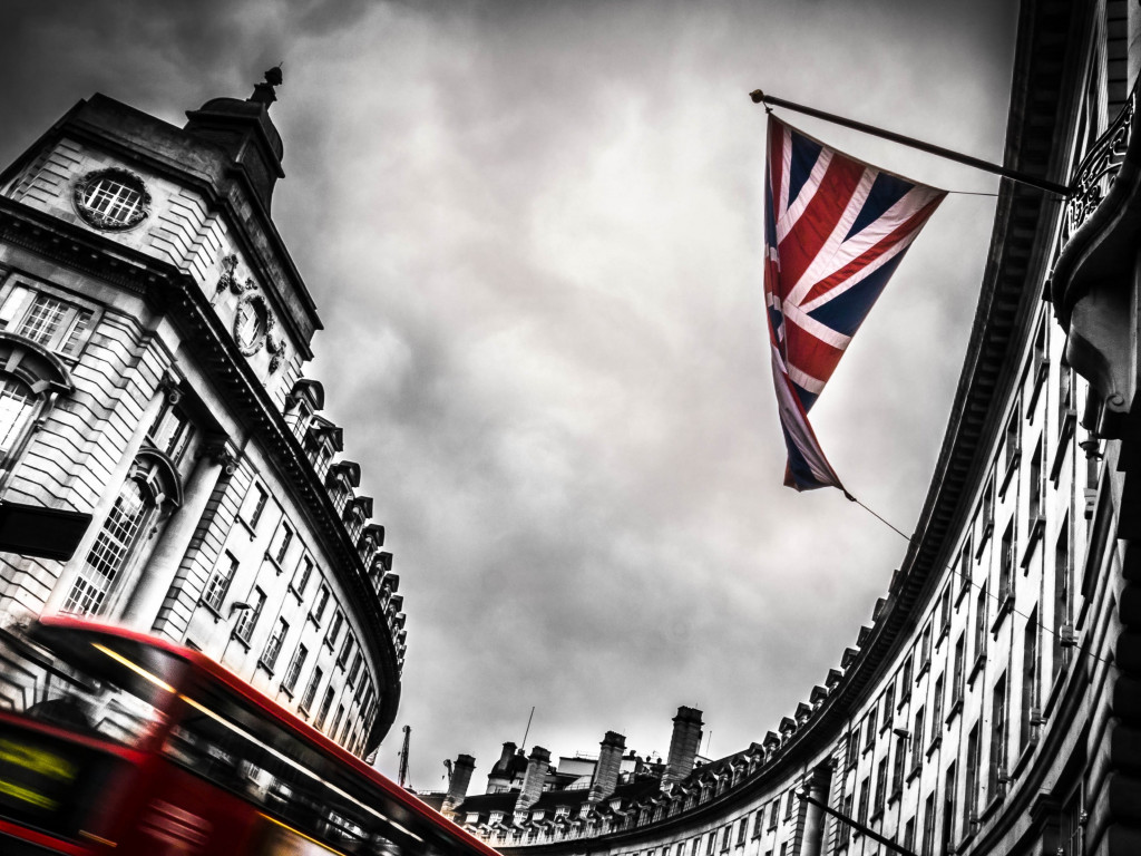 London bus and England flag wallpaper 1024x768