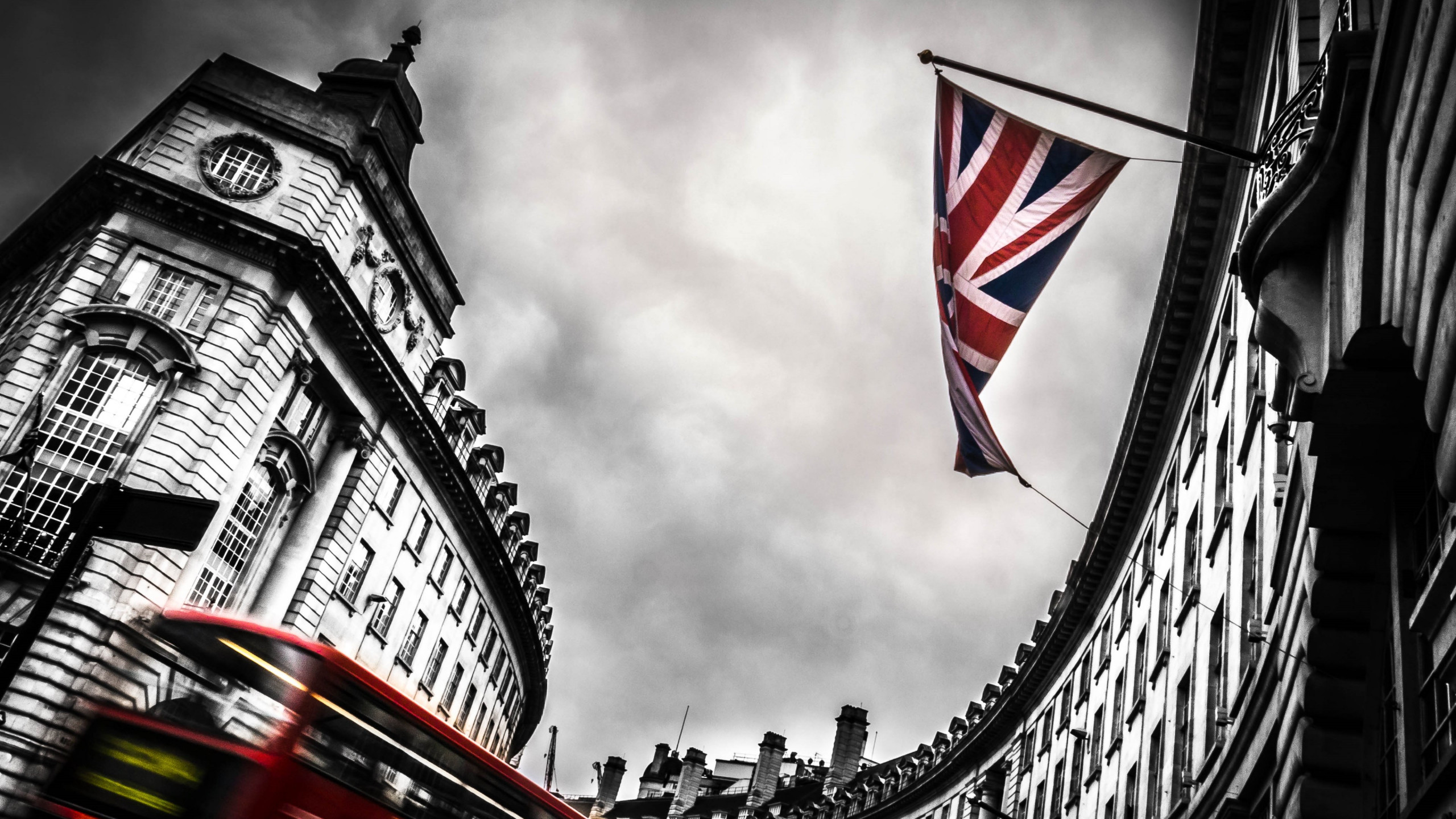 London bus and England flag wallpaper 2560x1440