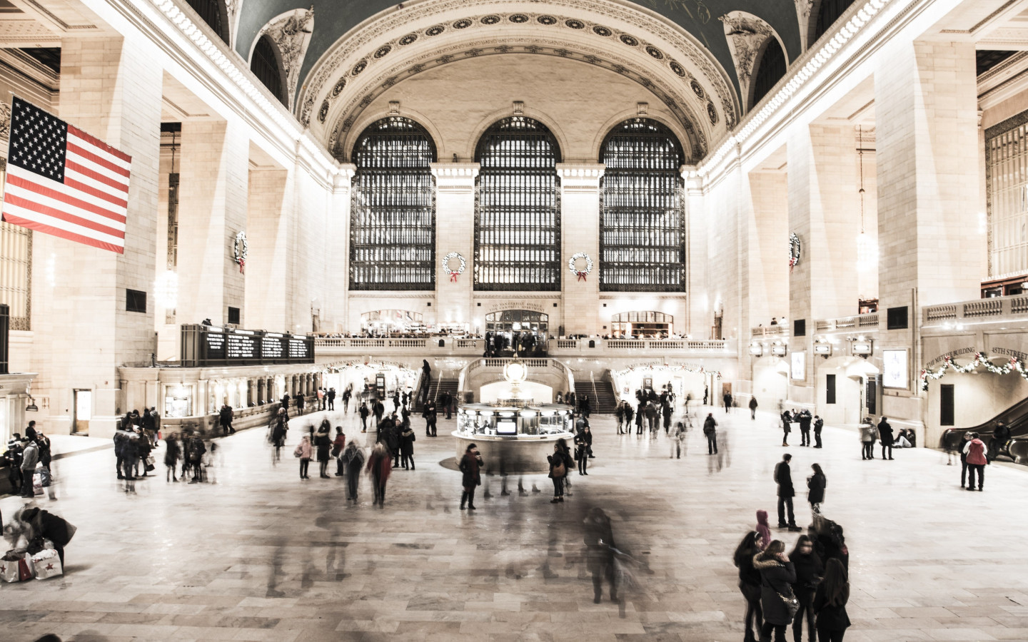 People in NYC Grand Central Terminal wallpaper 1440x900