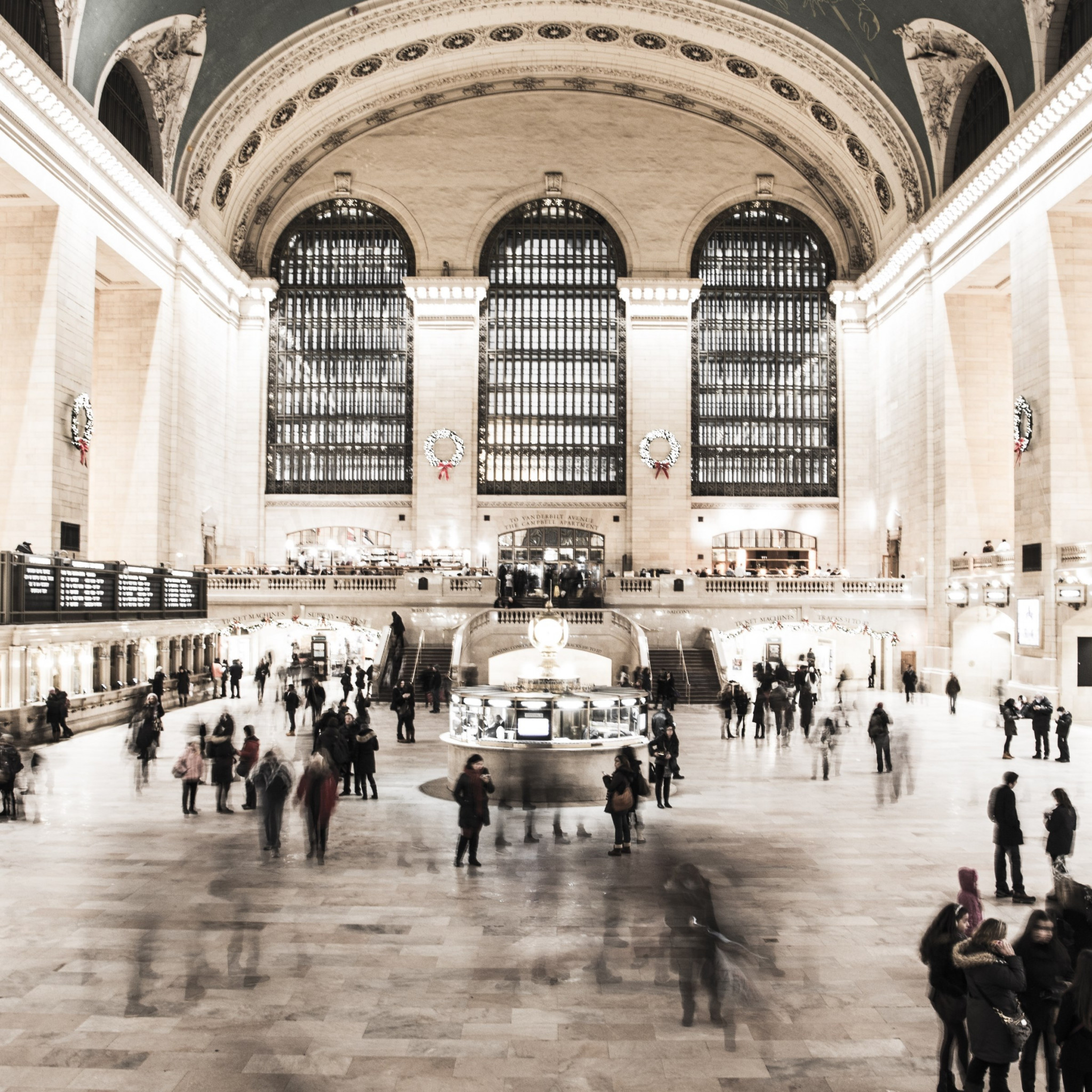 People in NYC Grand Central Terminal wallpaper 2048x2048