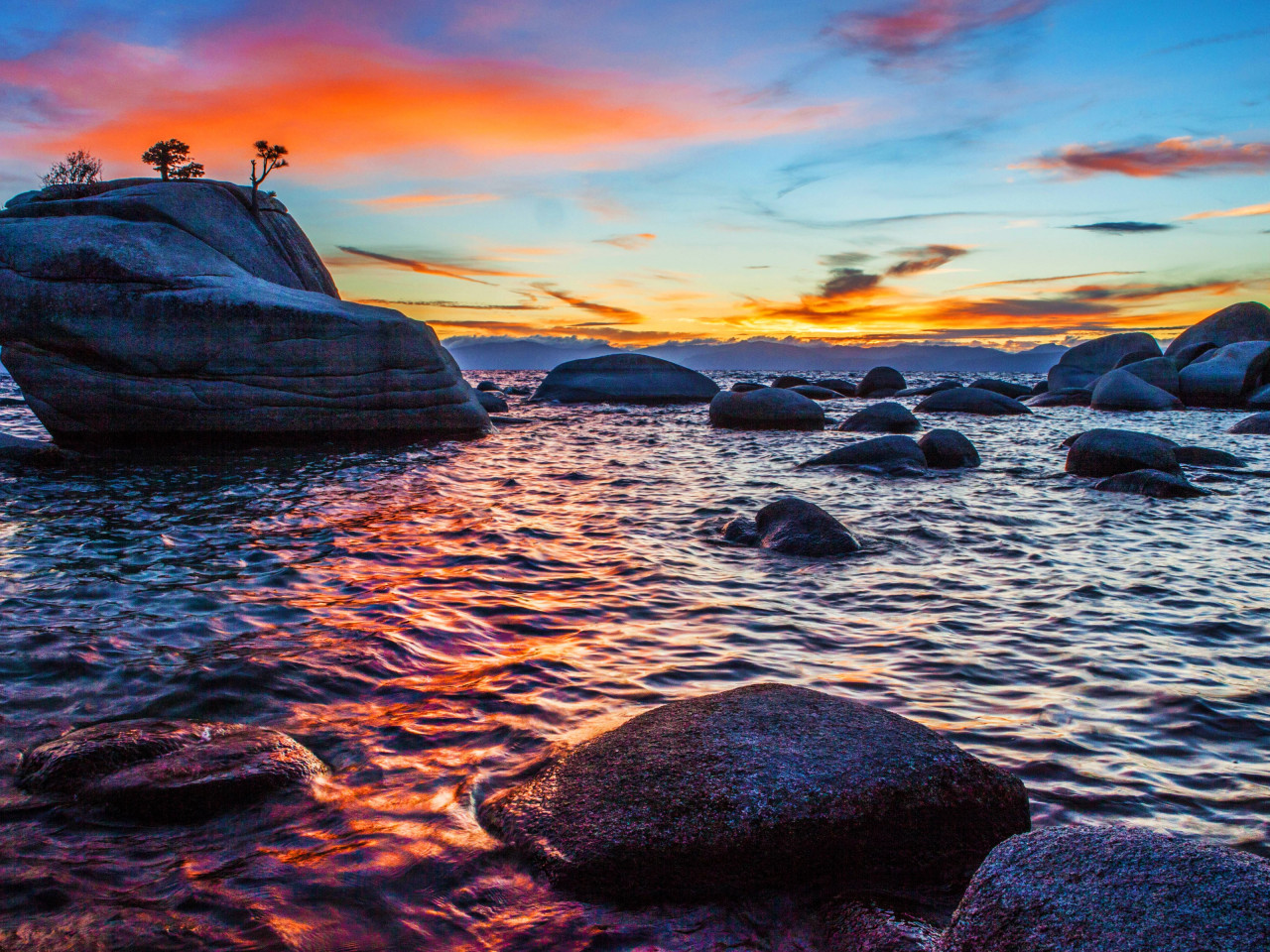 Bonsai Rock sunset at Lake Tahoe wallpaper 1280x960