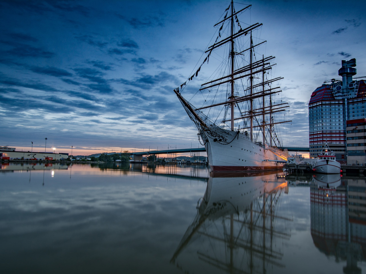Historic wooden sailing ship in Gothenburg Harbour wallpaper 1280x960