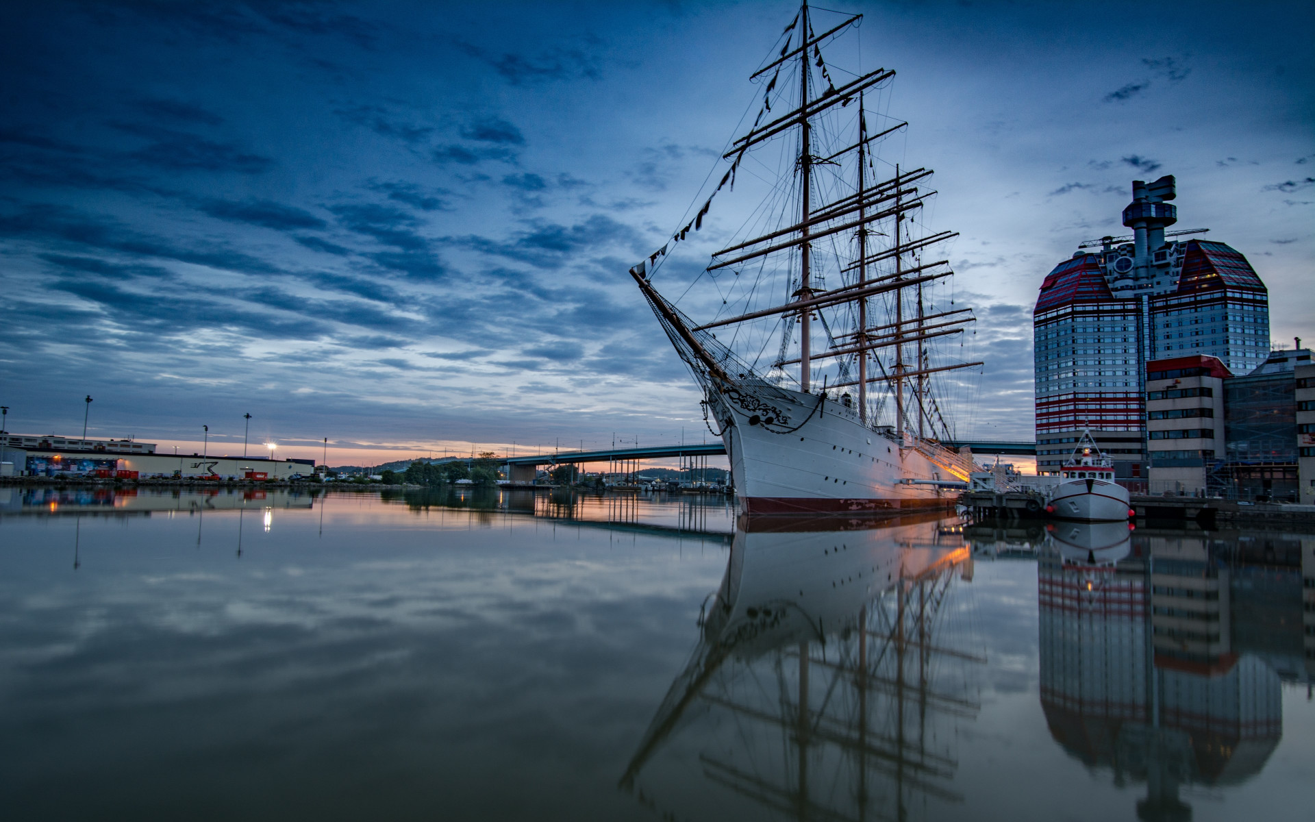 Historic wooden sailing ship in Gothenburg Harbour wallpaper 1280x800