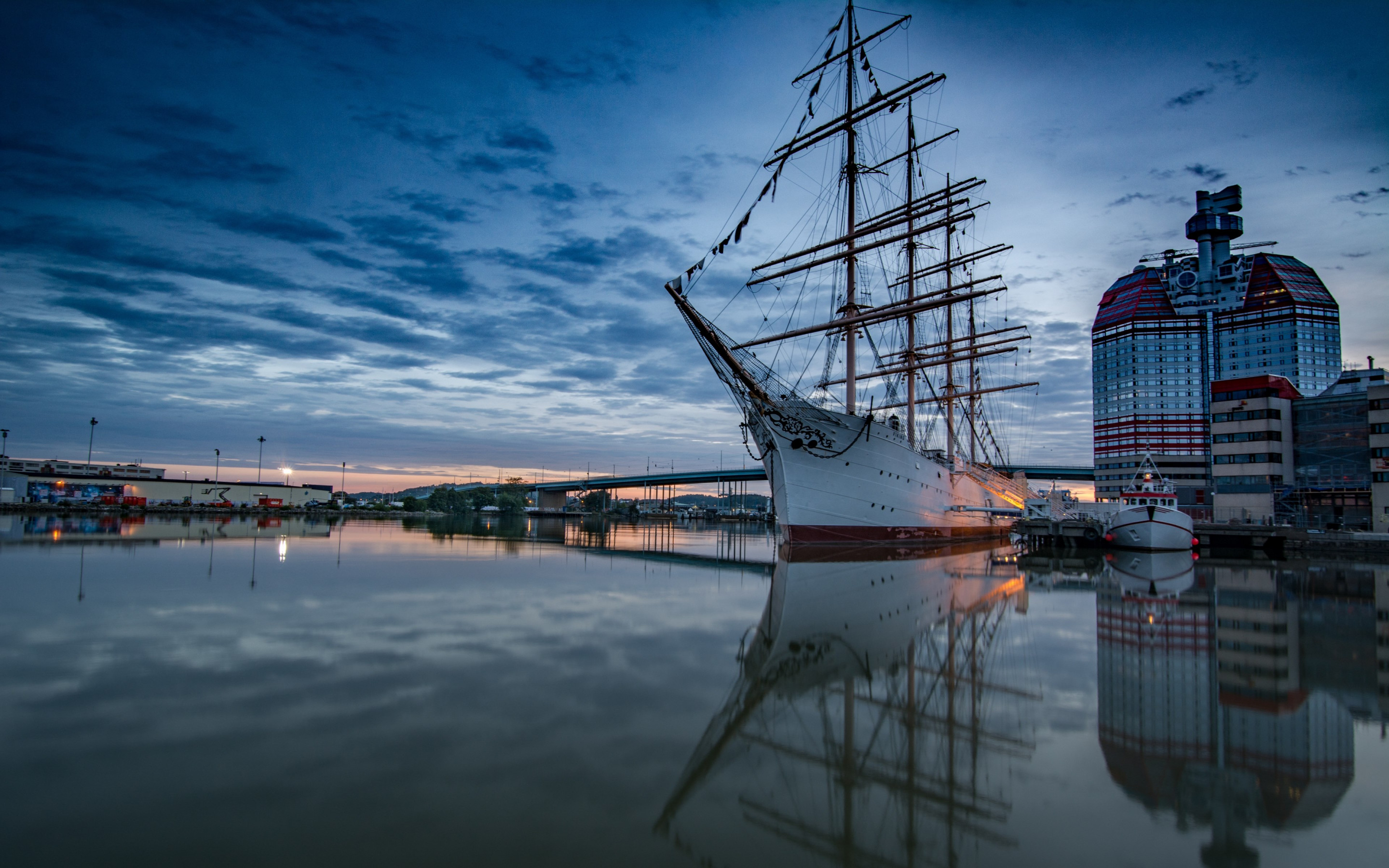 Historic wooden sailing ship in Gothenburg Harbour wallpaper 2880x1800