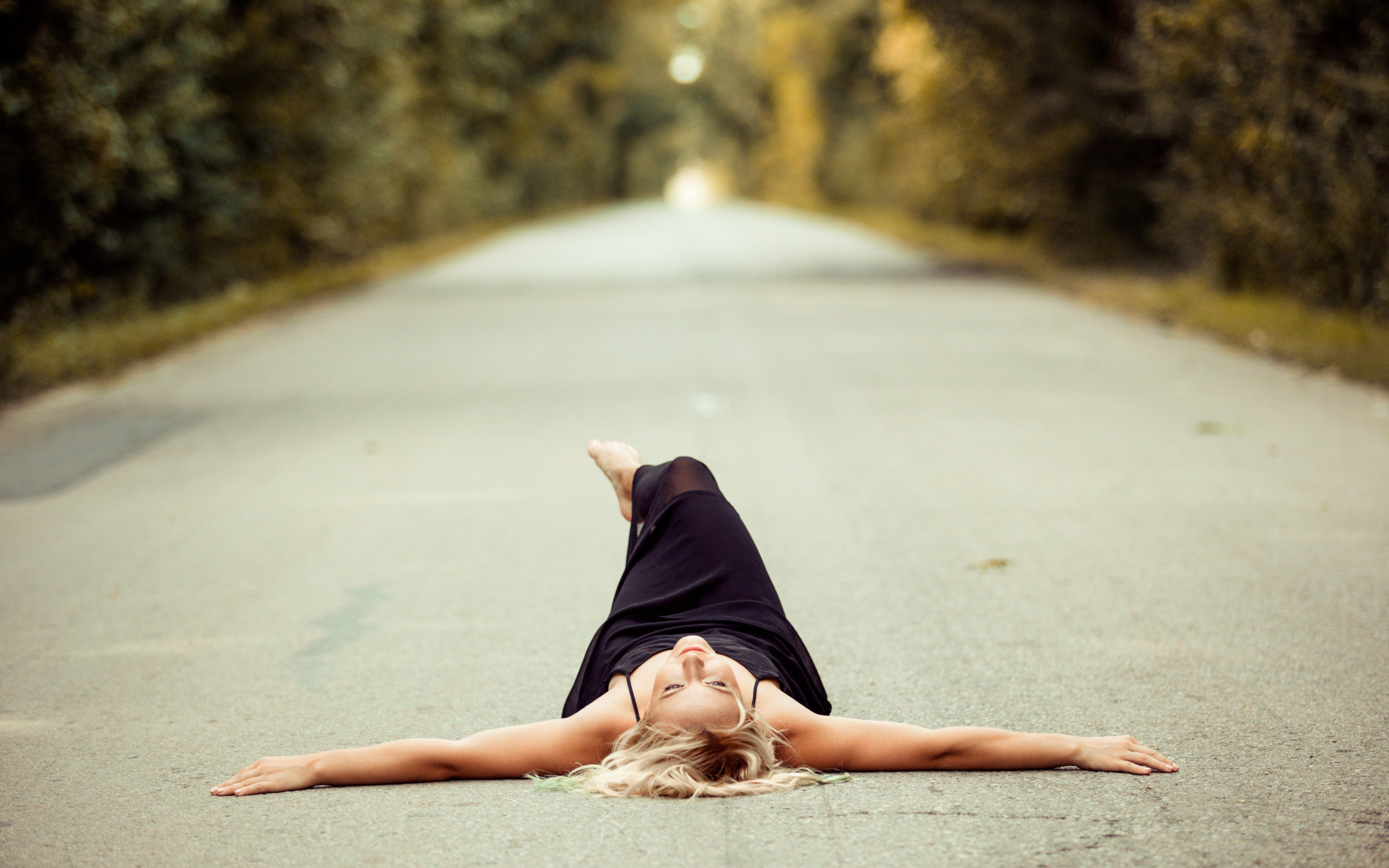 Blonde girl on the road wallpaper 2880x1800