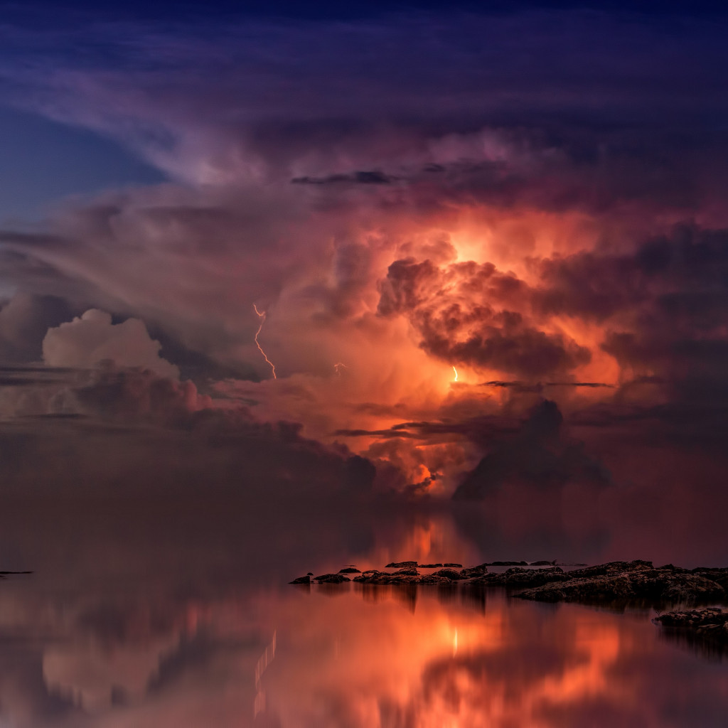 Lightning and thunderstorm in the sky wallpaper 1024x1024