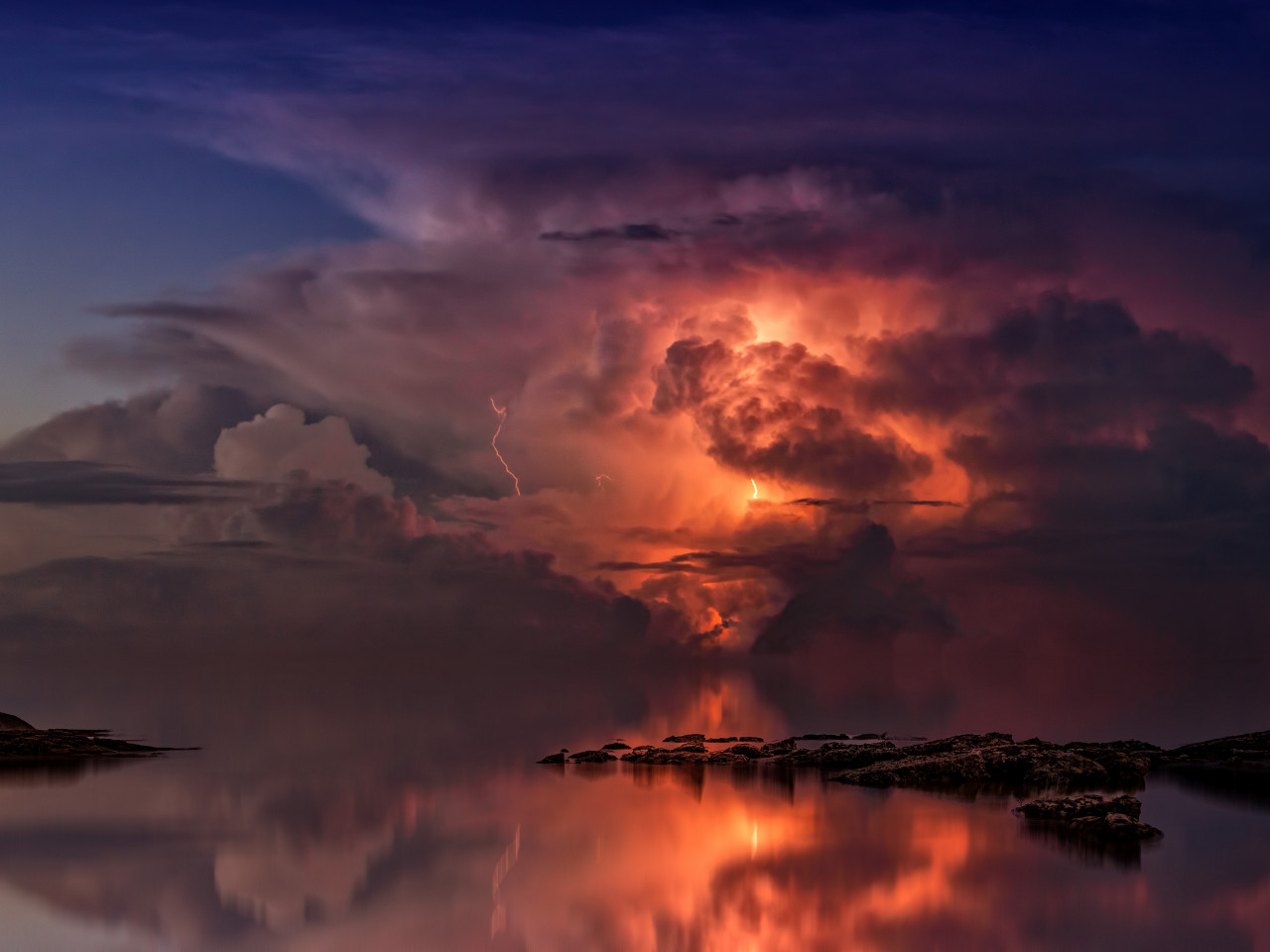 Lightning and thunderstorm in the sky wallpaper 1280x960