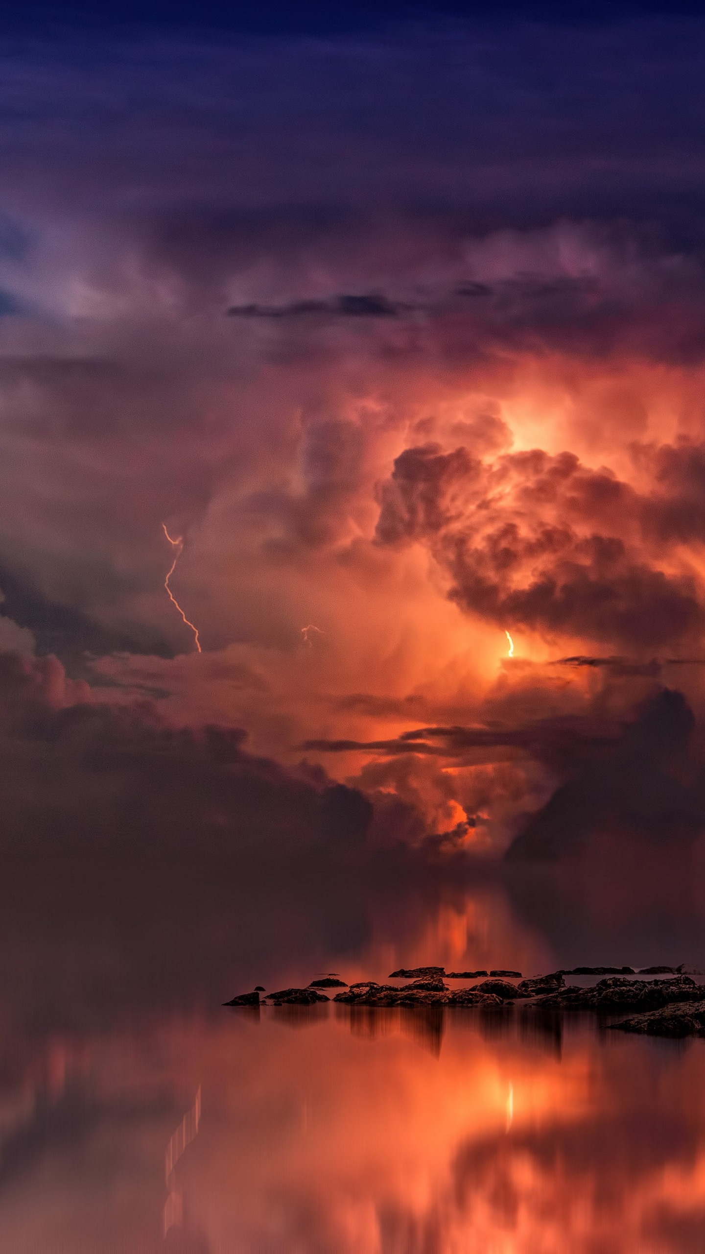 Lightning and thunderstorm in the sky wallpaper 1440x2560