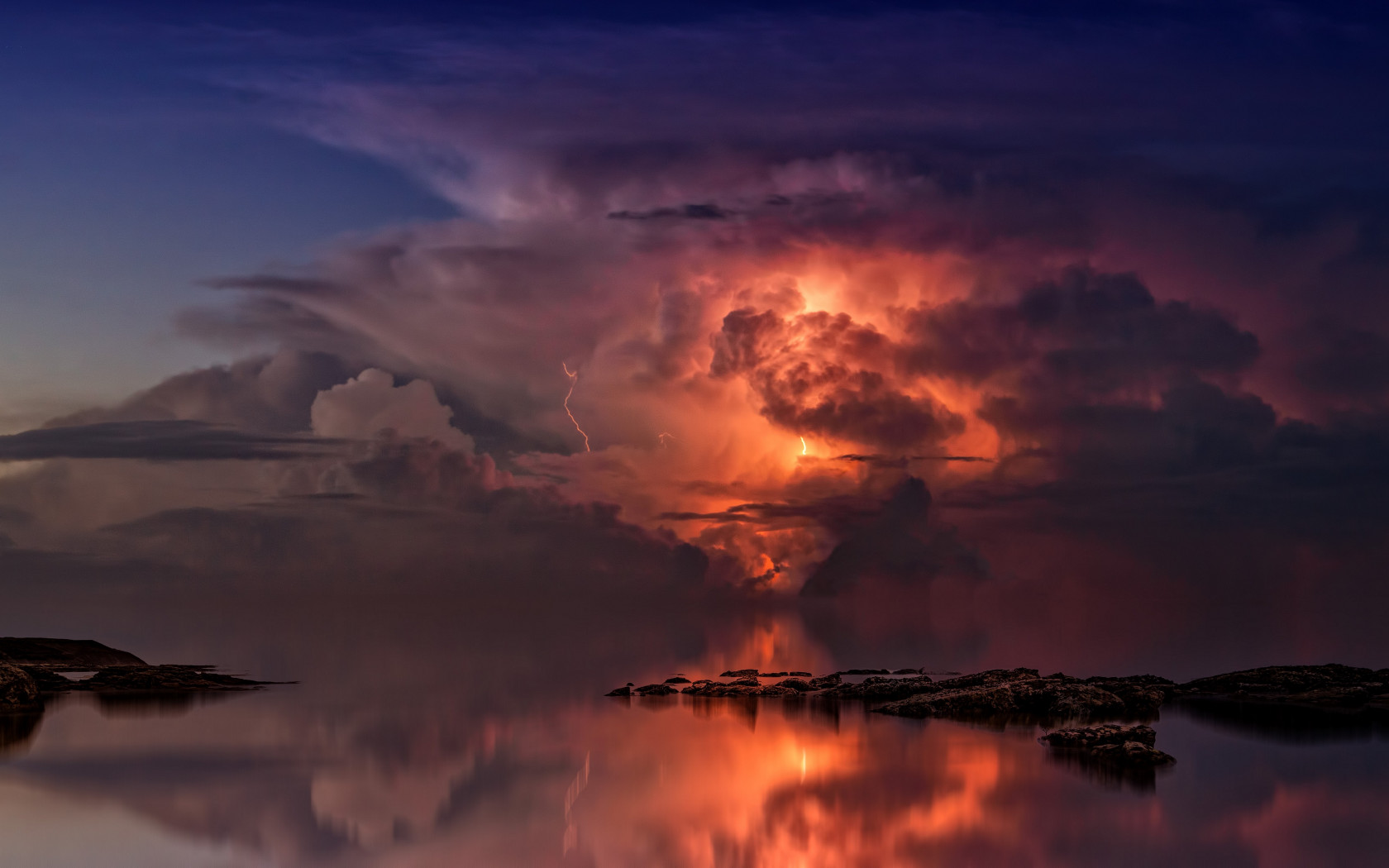 Lightning and thunderstorm in the sky wallpaper 1680x1050