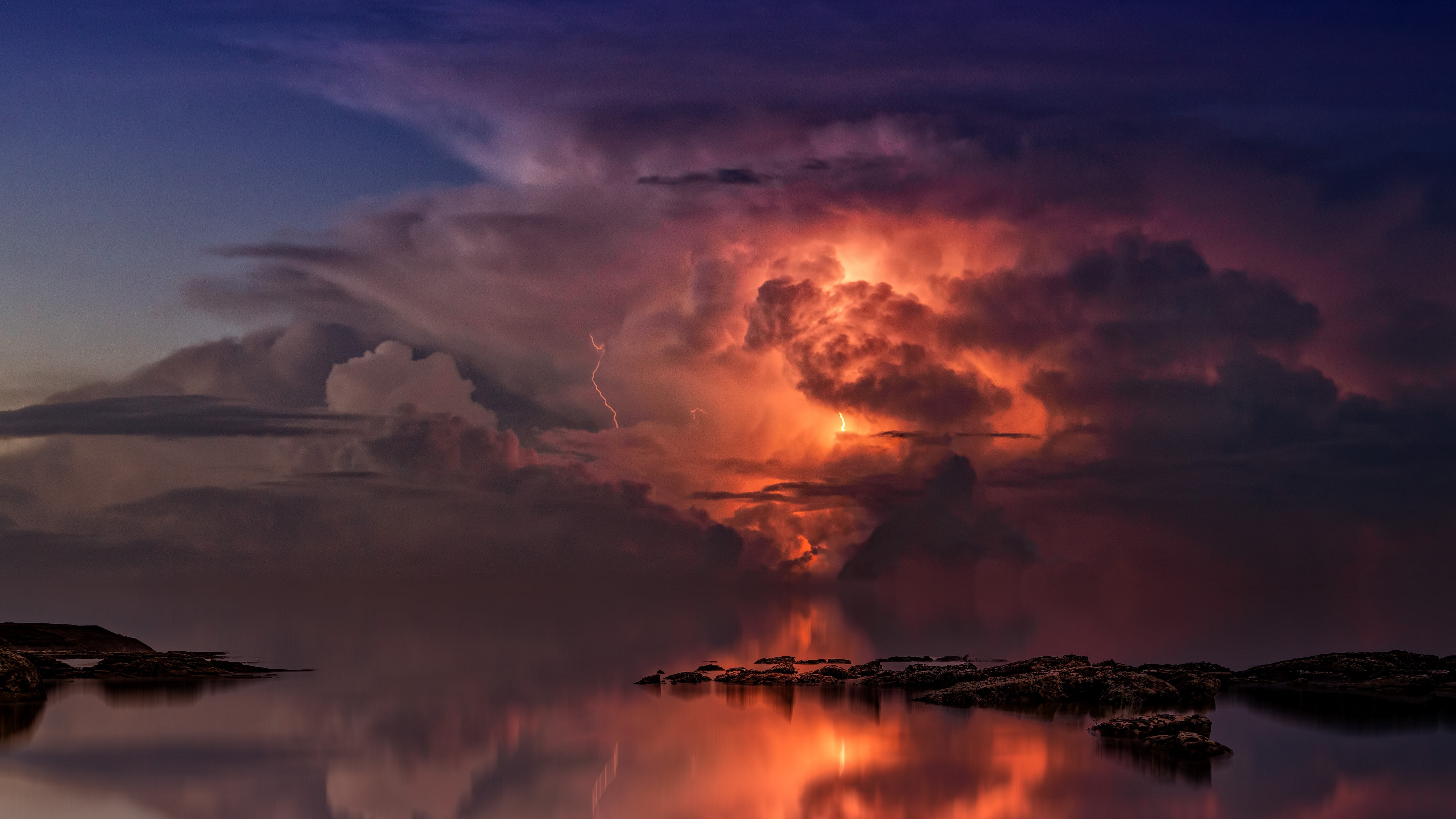 Lightning and thunderstorm in the sky wallpaper 5120x2880