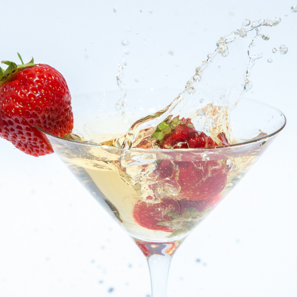 Champagne with strawberries wallpaper 1024x1024