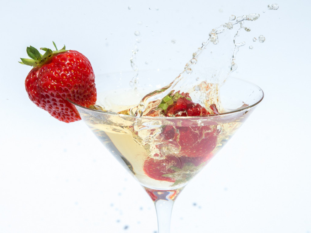 Champagne with strawberries wallpaper 1024x768