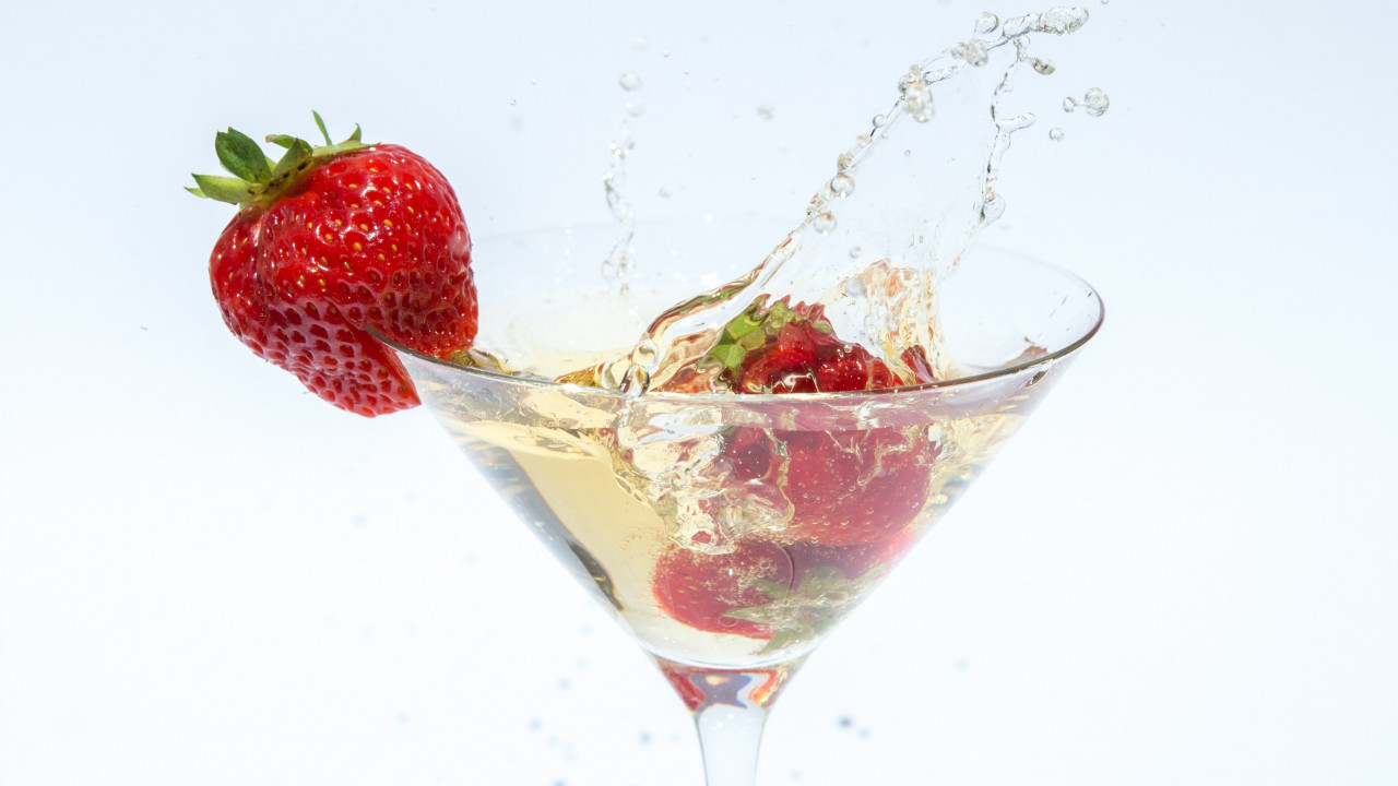 Champagne with strawberries wallpaper 1280x720